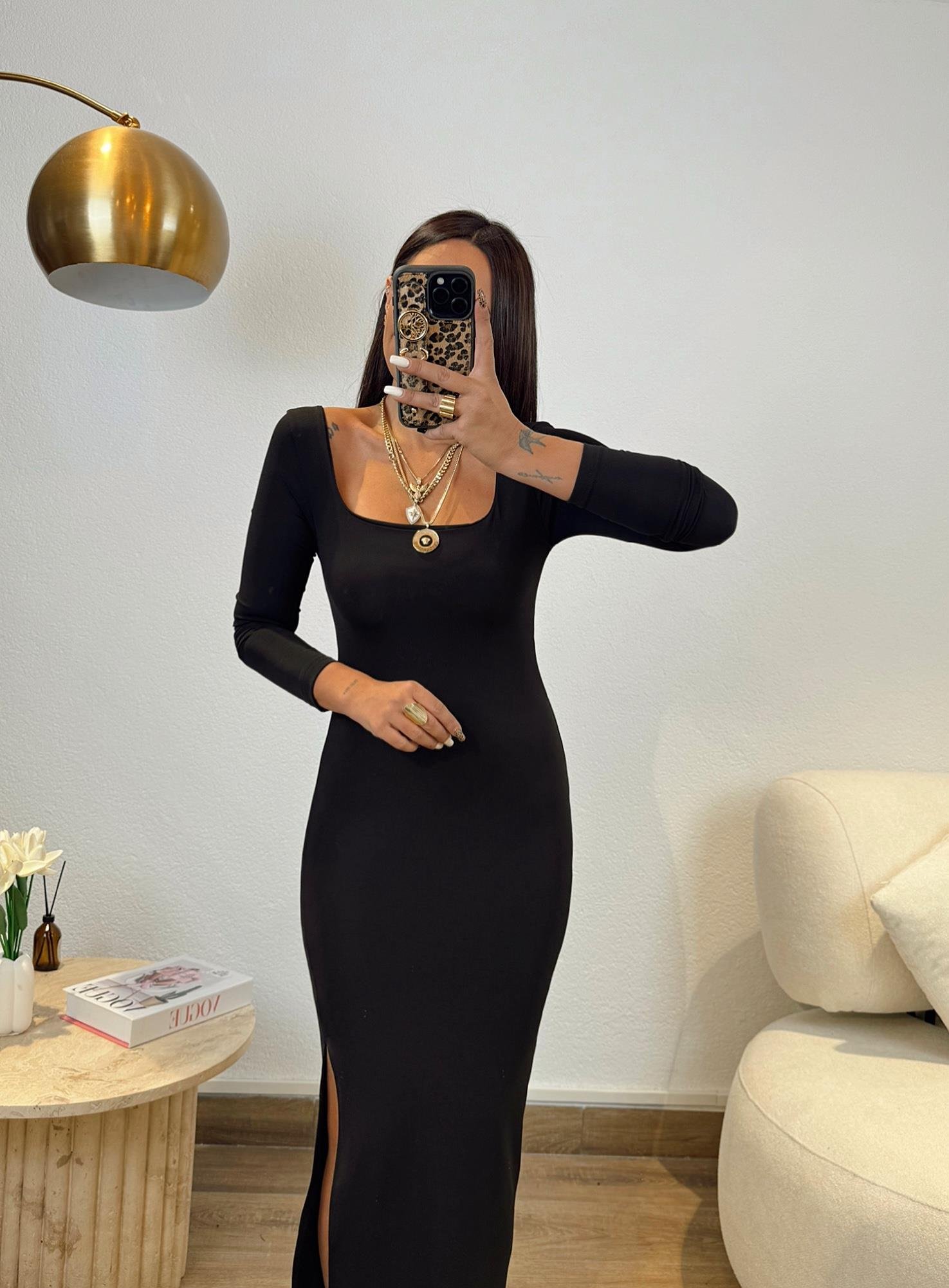 Siyah Toparlayıcı Yırtmaçlı Midi Elbise