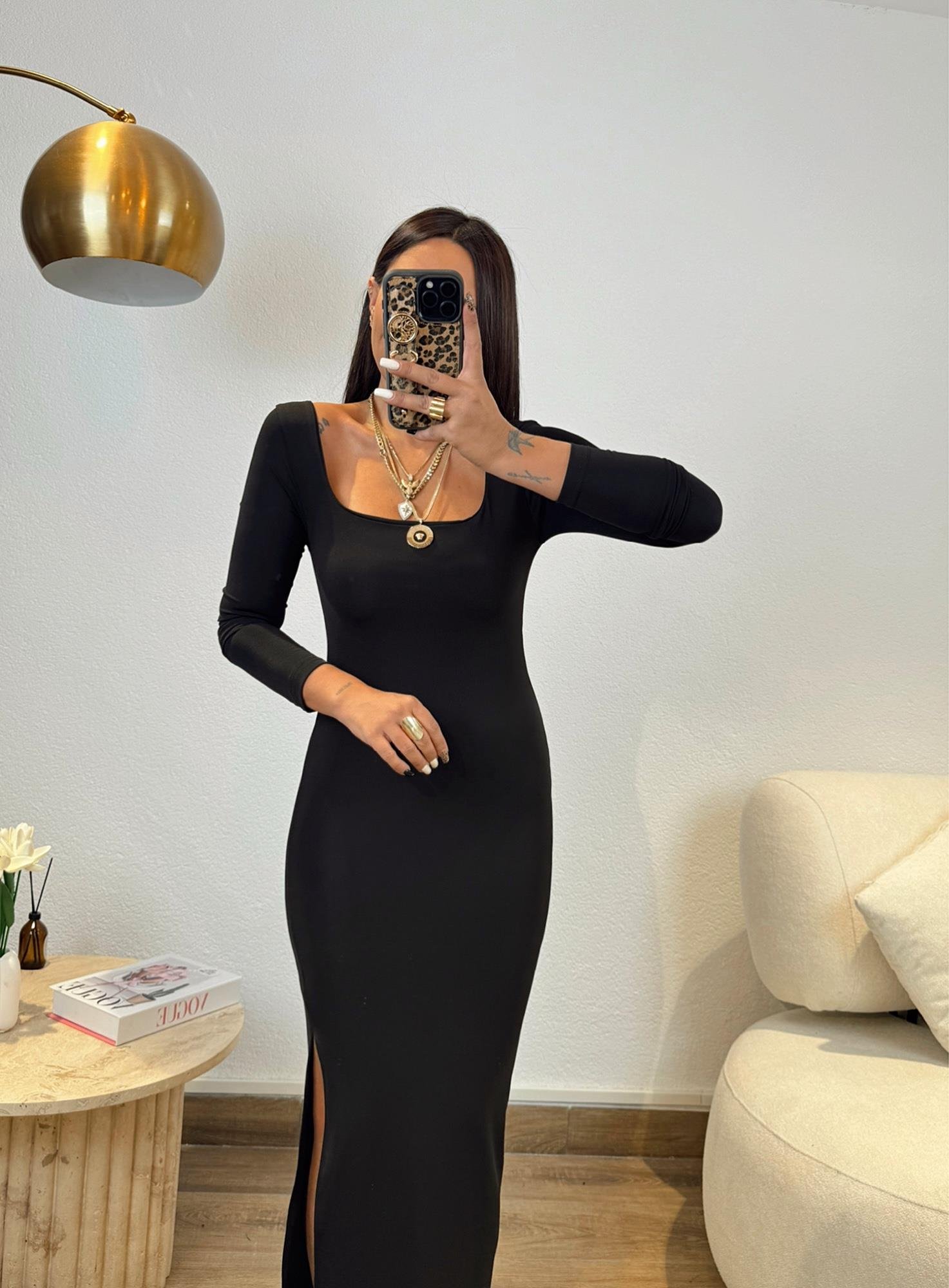 Siyah Toparlayıcı Yırtmaçlı Midi Elbise