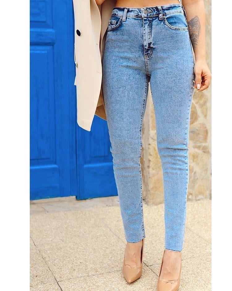Taşlaşmış Paçası Kesik Toparlayıcı Jean