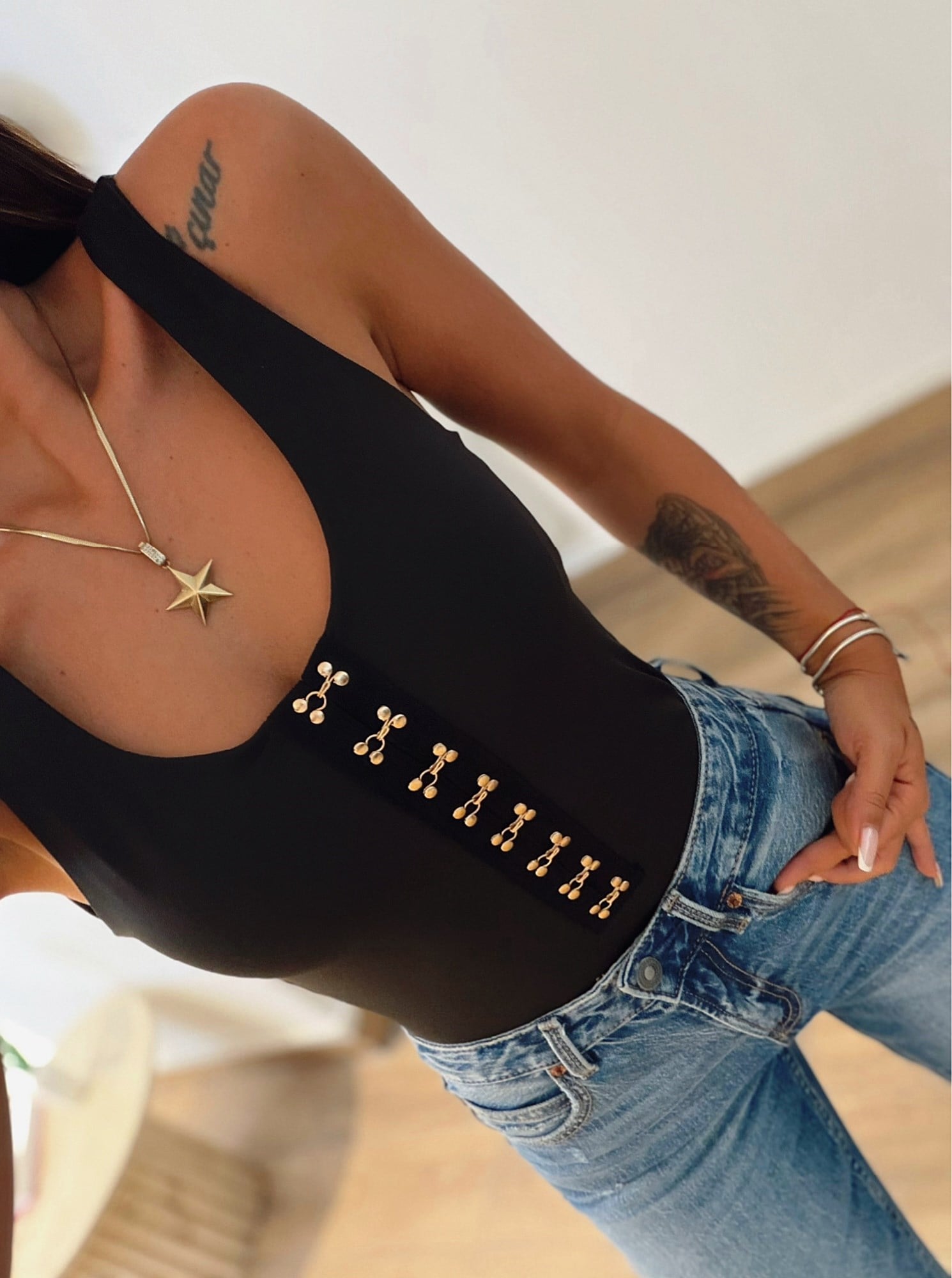 U Yaka Agraflı Siyah Bodysuit