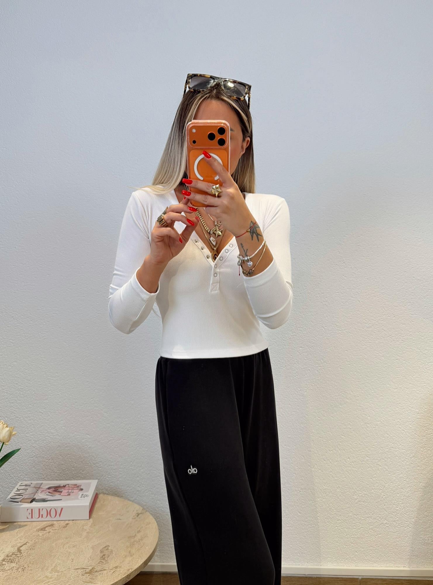 V Yaka Çıtçıtlı Fitilli Beyaz Crop