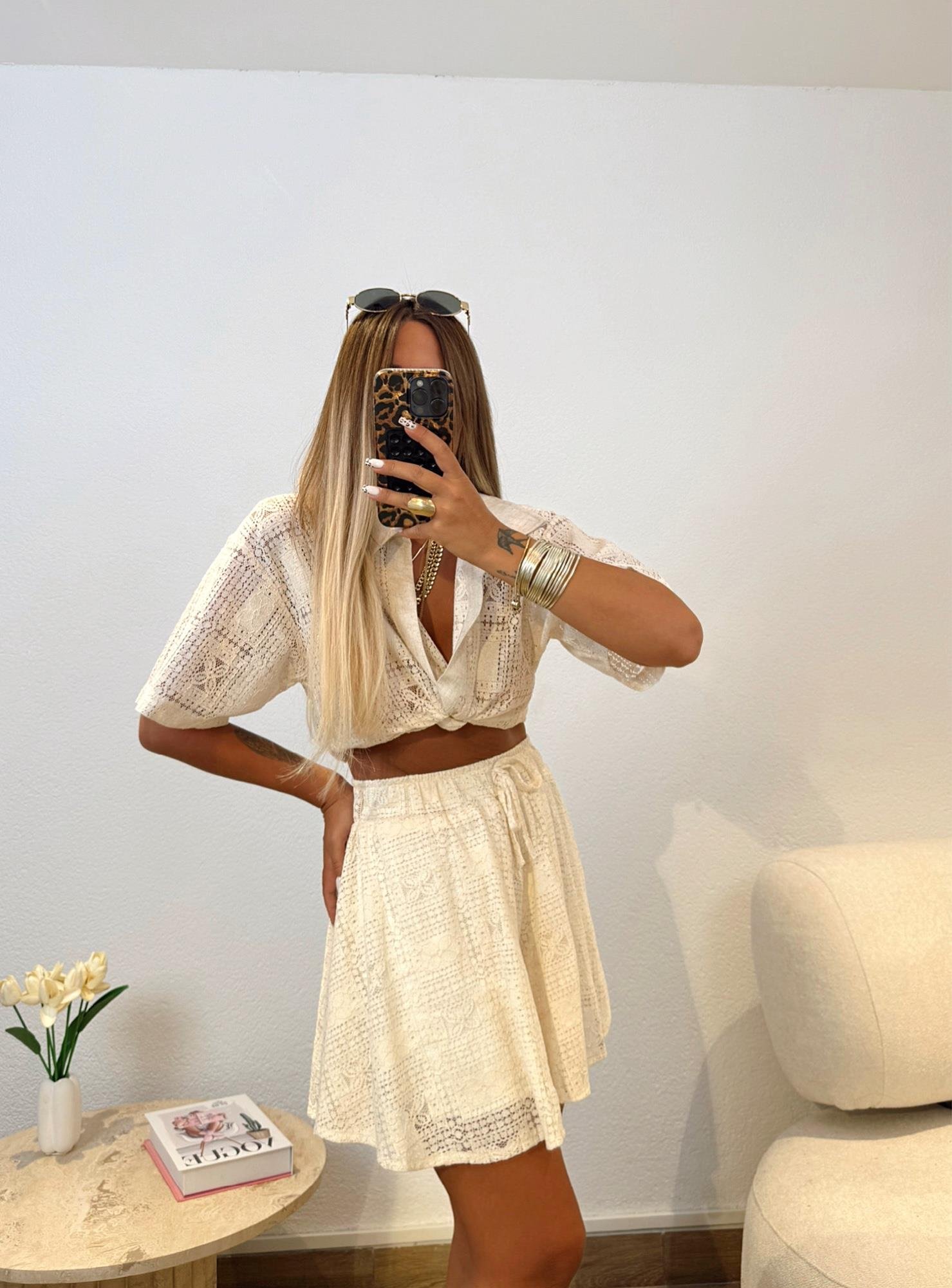 V Yaka Güpür Detay Keten Bluz