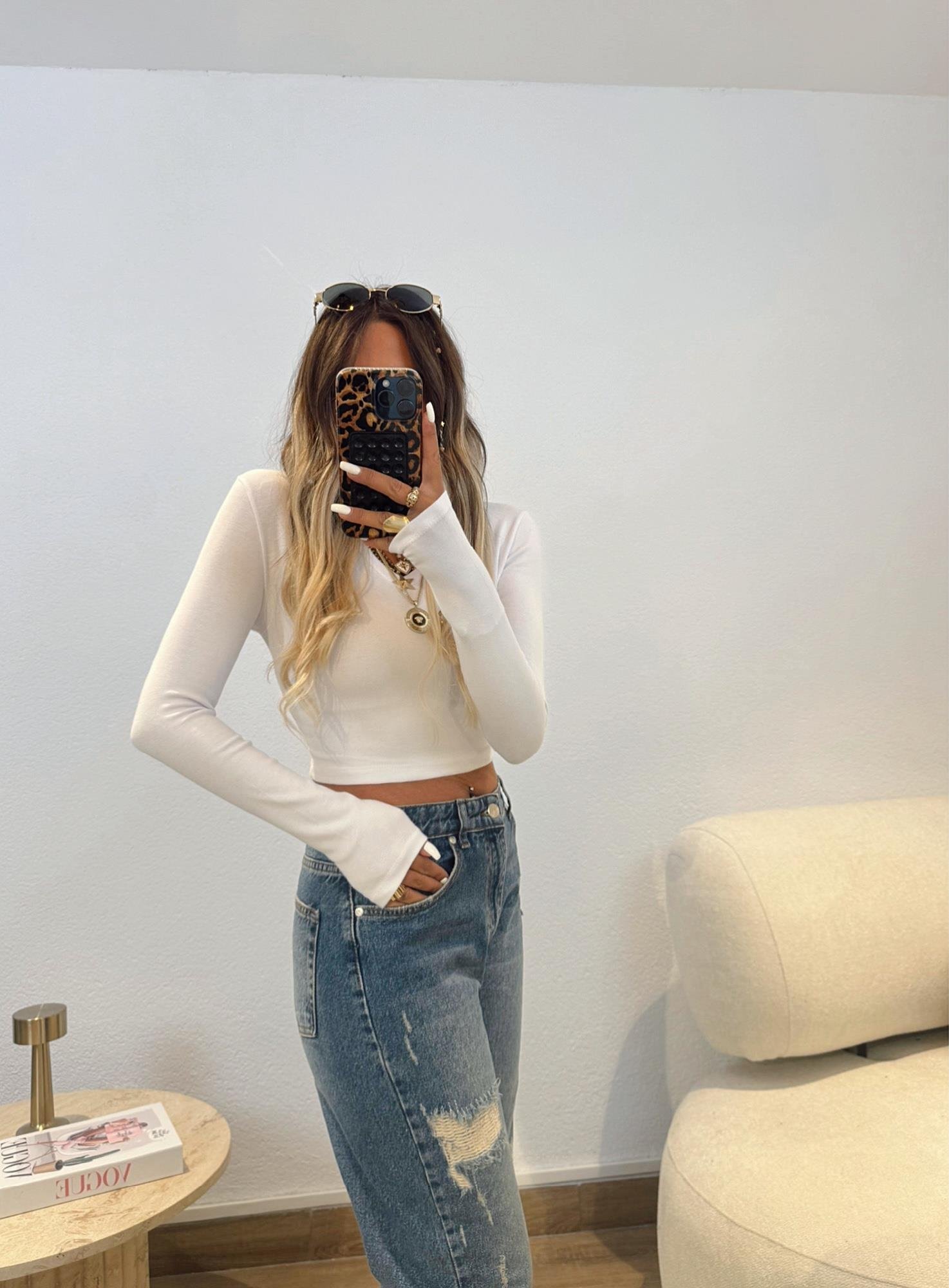 V Yaka Pamuklu Beyaz Crop