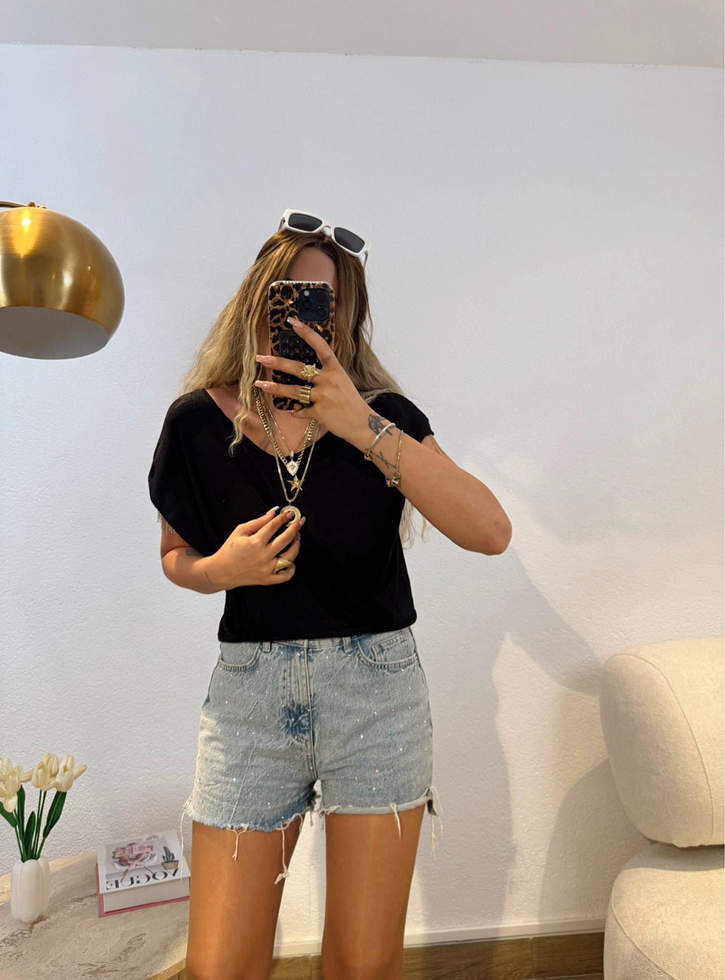 V Yaka Vatkalı Zincir Detay Siyah Tshirt