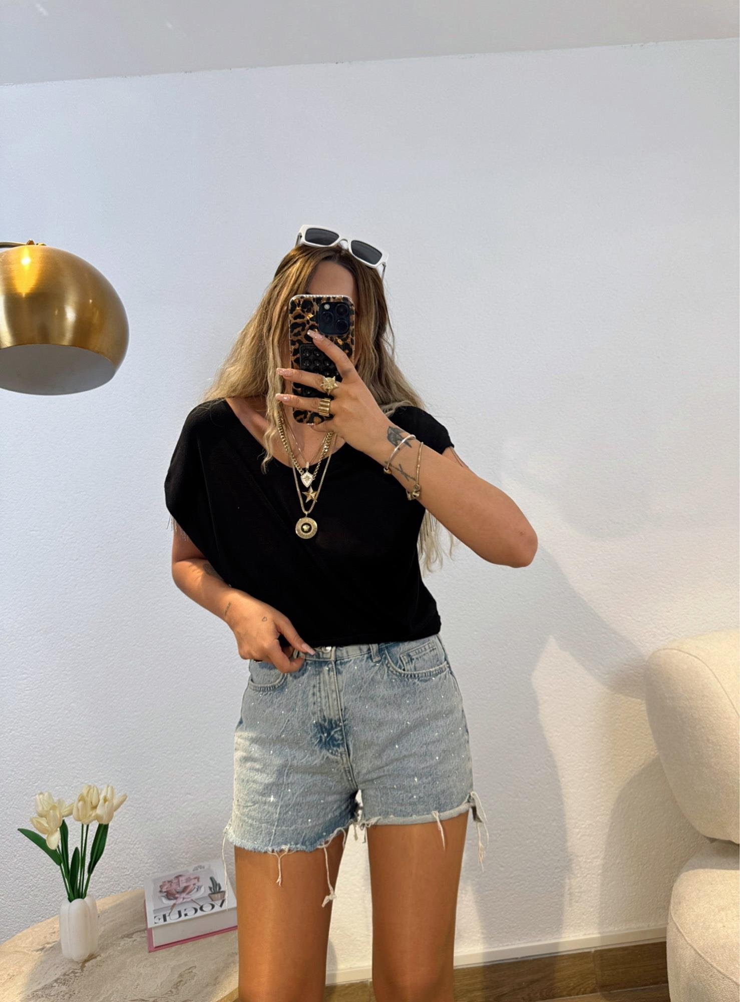V Yaka Vatkalı Zincir Detay Siyah Tshirt