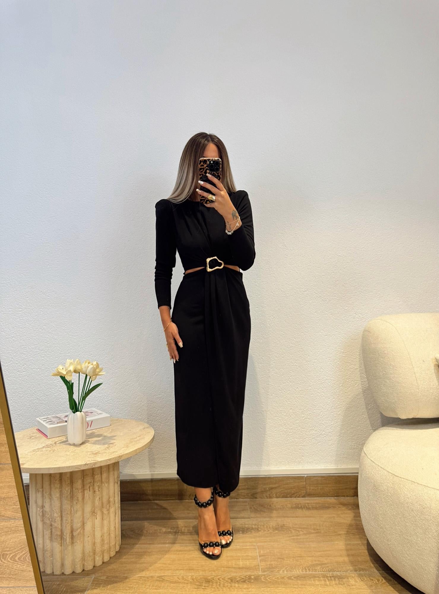 Vatkalı Aksesuarlı Elbise