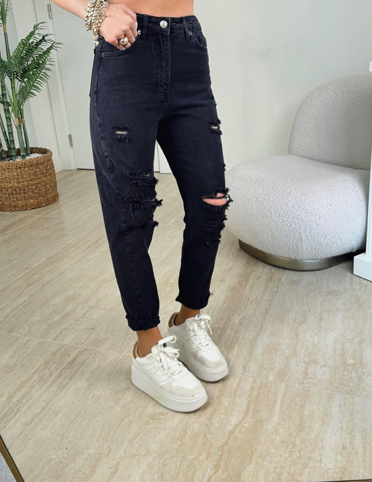 Yırtıklı Paça Detay Siyah Mom Jean