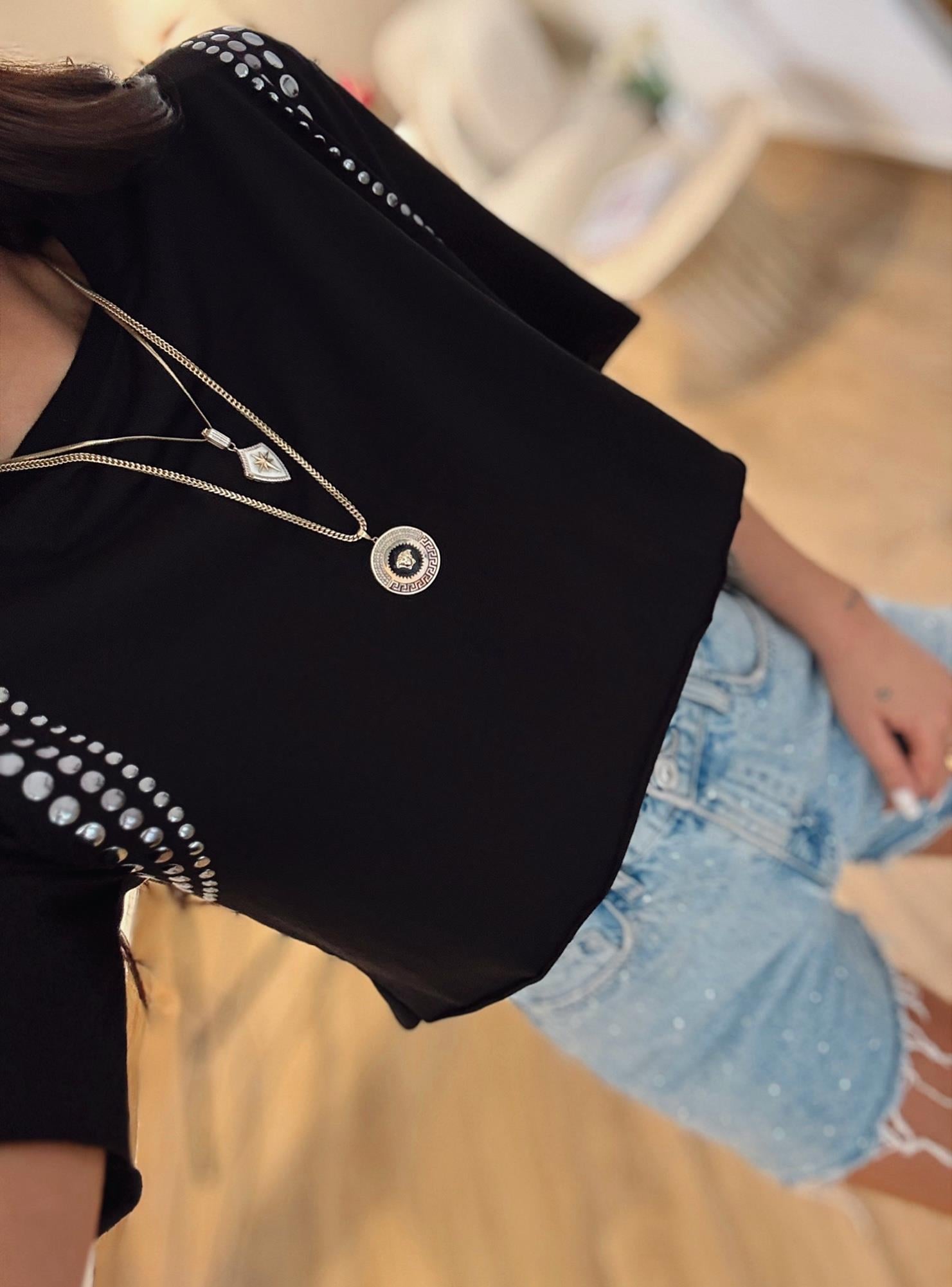 Zımba Detay Vatkalı Siyah Crop Tshirt