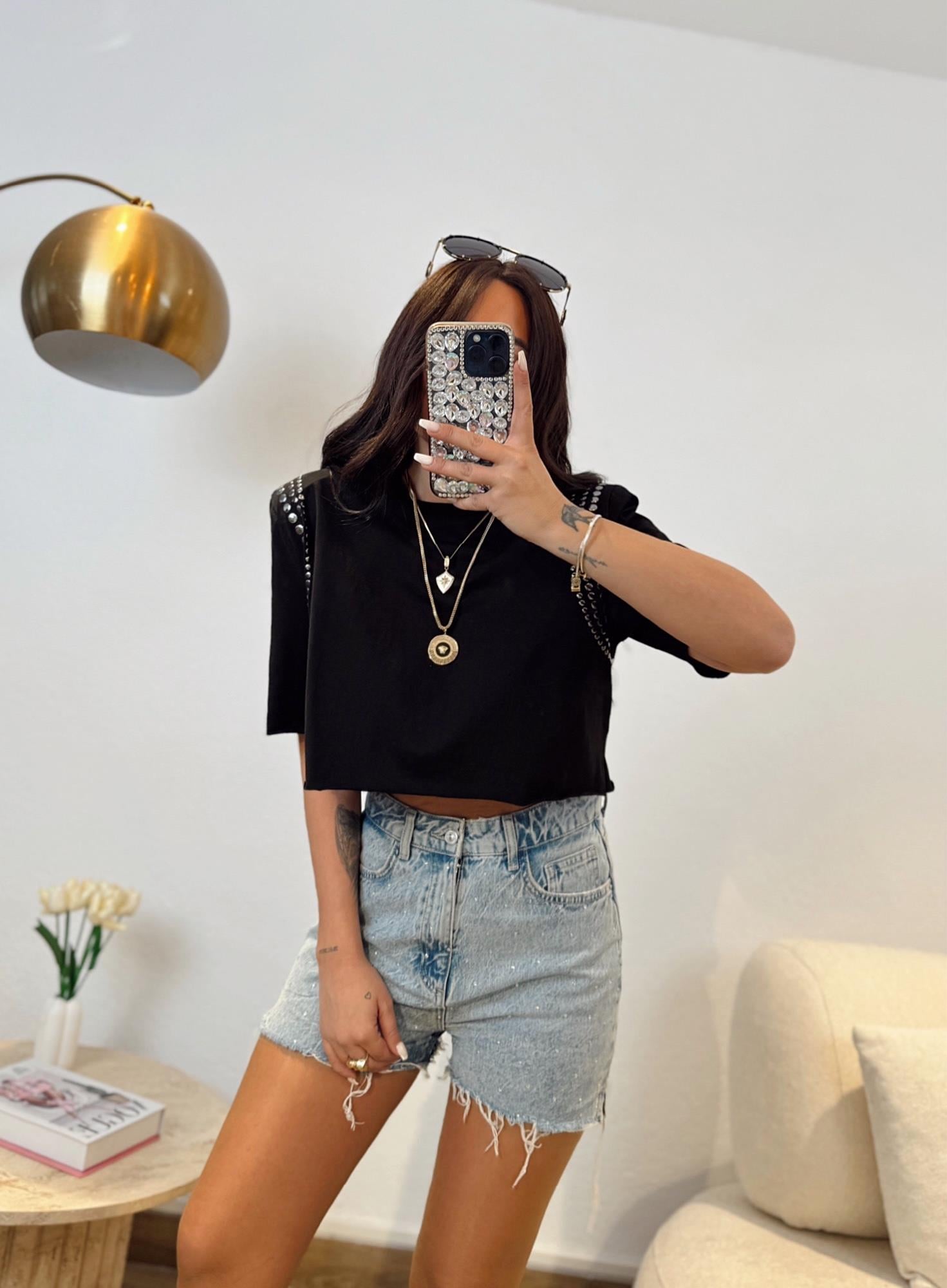 Zımba Detay Vatkalı Siyah Crop Tshirt