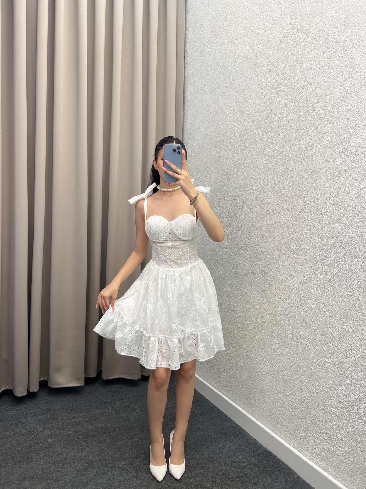 Beyaz Omuz Bağlamalı Sırt Bağcık Detaylı Fisto Kısa Elbise