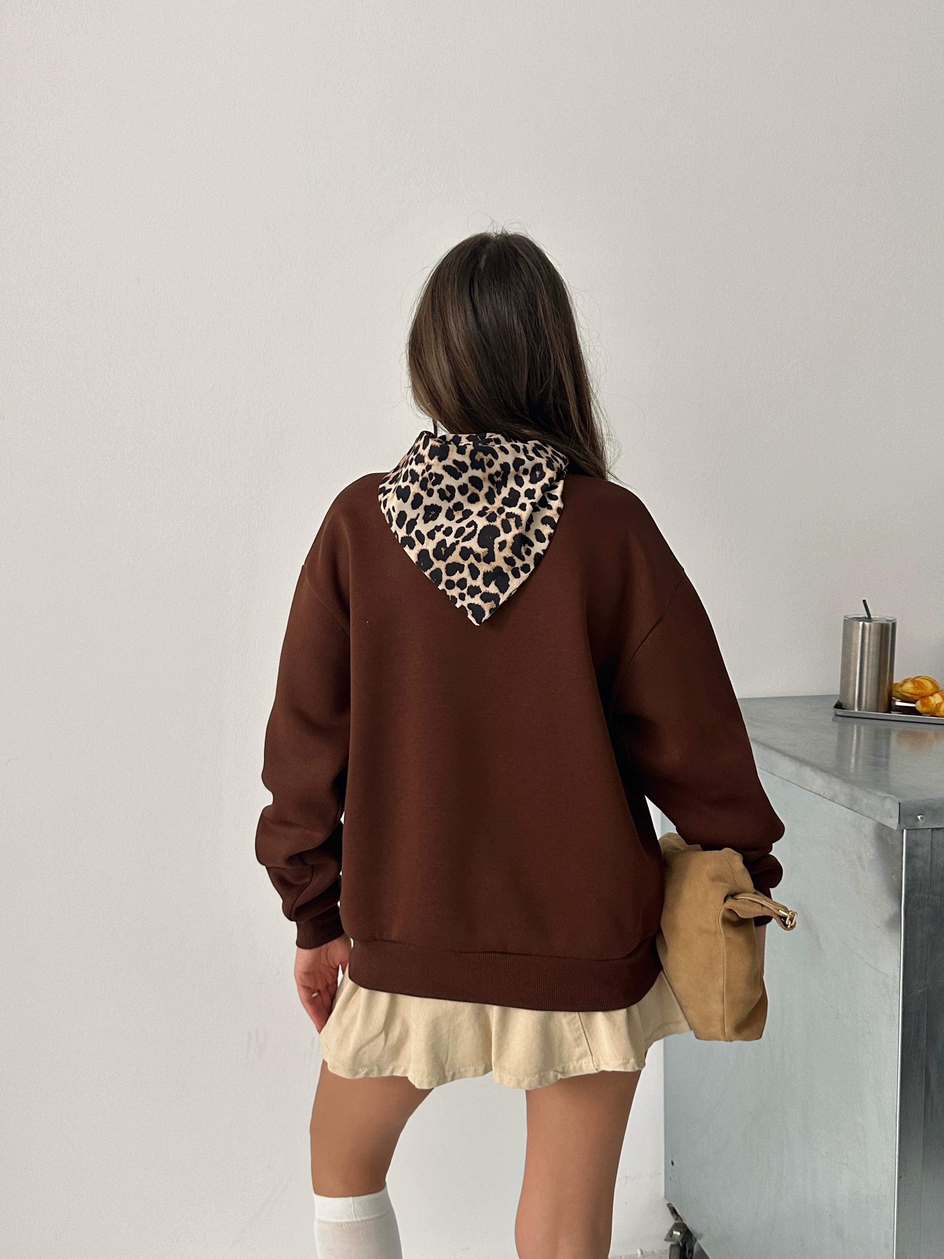 KAPLAN NAKIŞ İŞLEMELİ FULAR DETAYLI SWEAT KAHVE