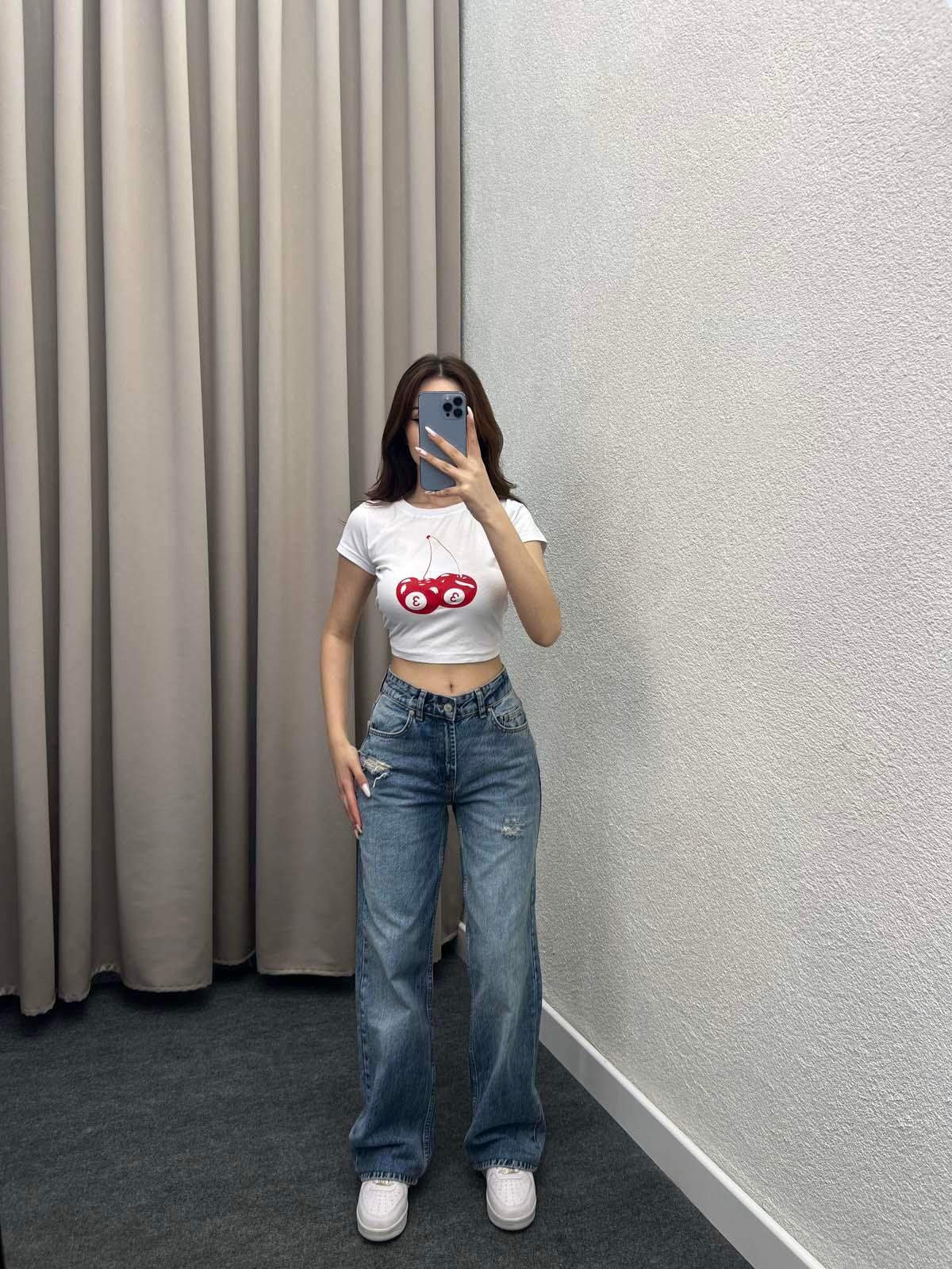 Mavi Yırtık Detaylı Straight Jean