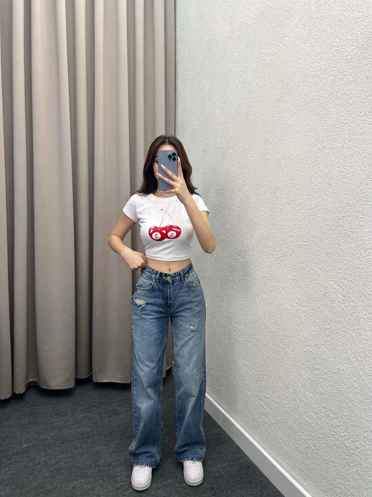 Mavi Yırtık Detaylı Straight Jean