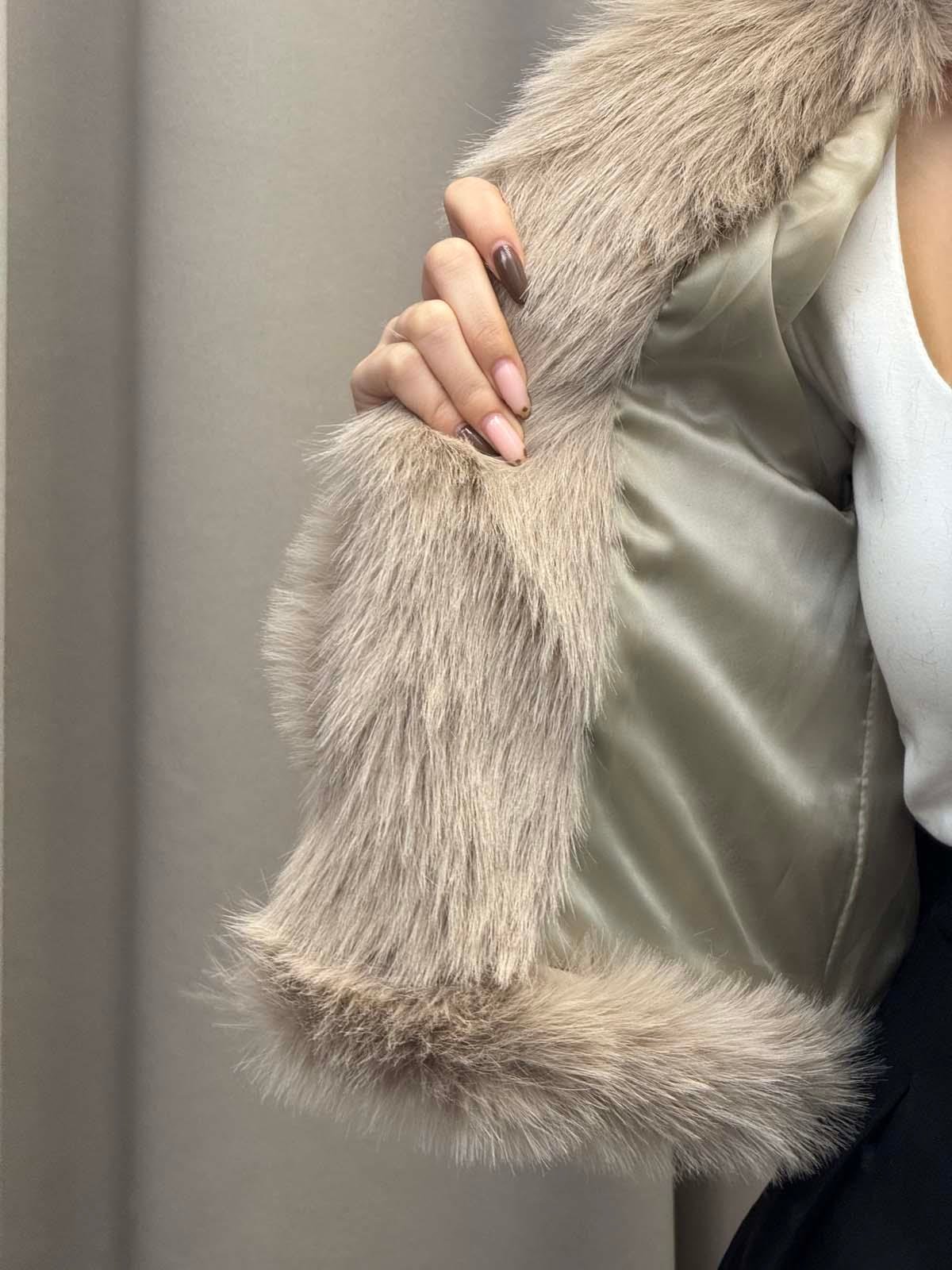 Vettia İçi Astarlı Kısa Bej Kürk Ceket