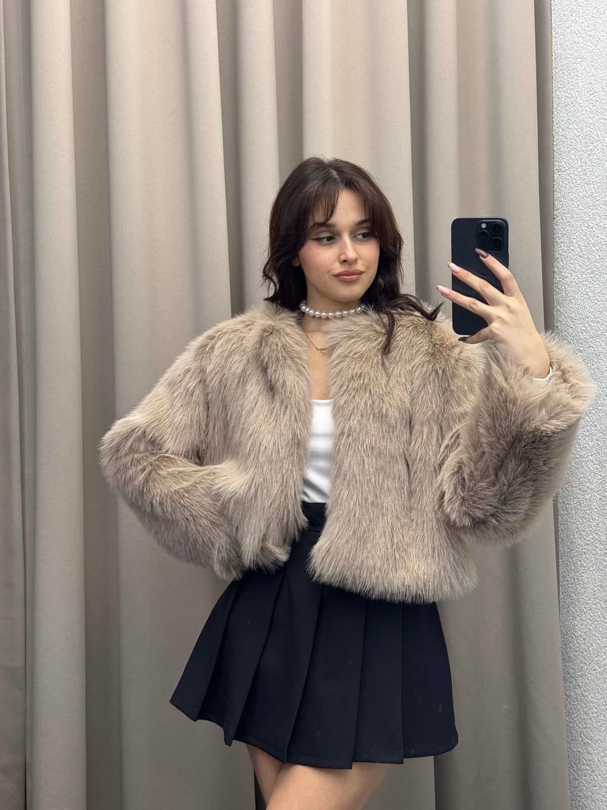 Vettia İçi Astarlı Kısa Bej Kürk Ceket