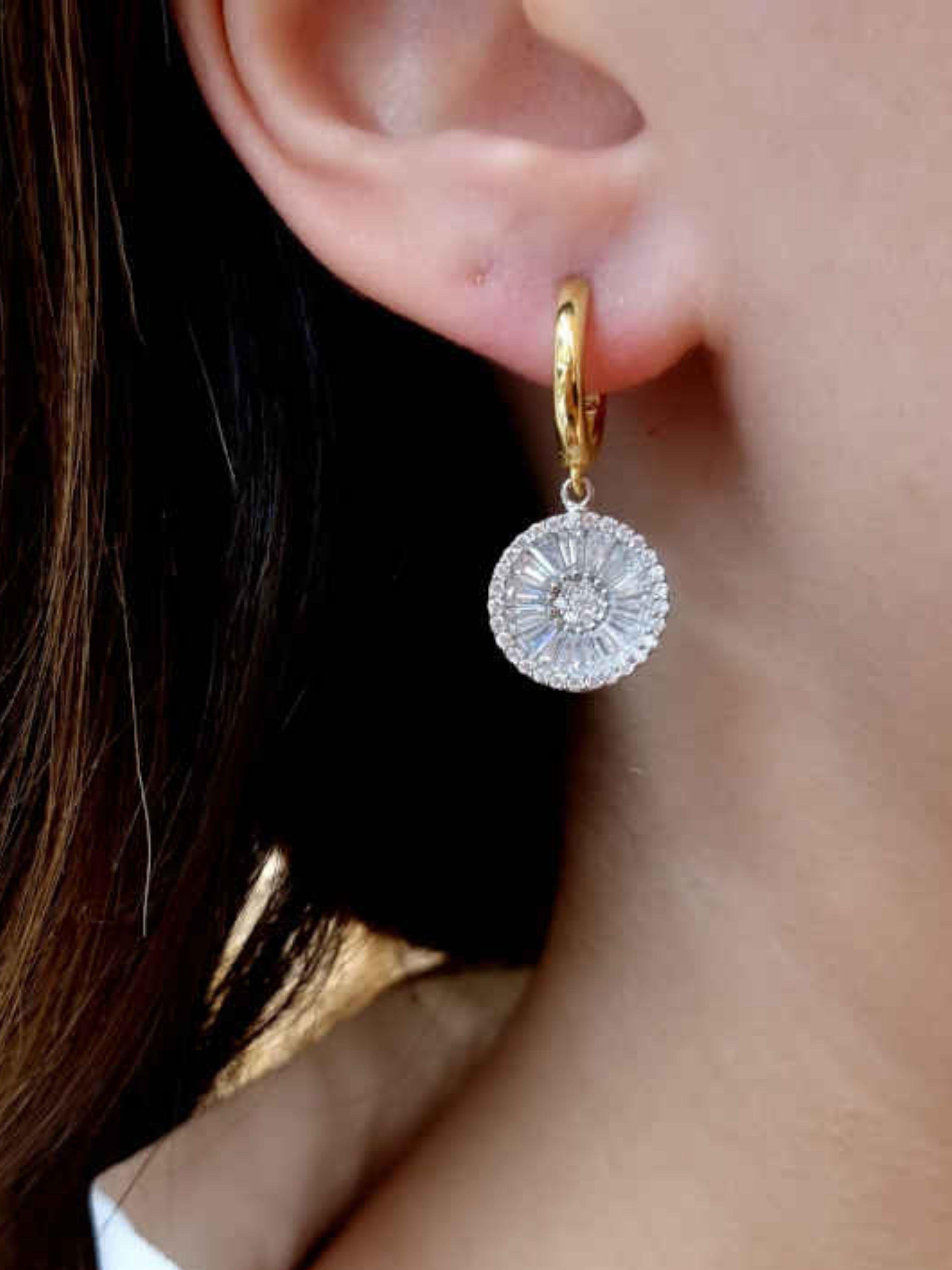 14 Ayar Altın Kadın Yuvarlak Baget Taşlı Küpe14 Ayar Altın Kadın Yuvarlak Baget Taşlı Küpe