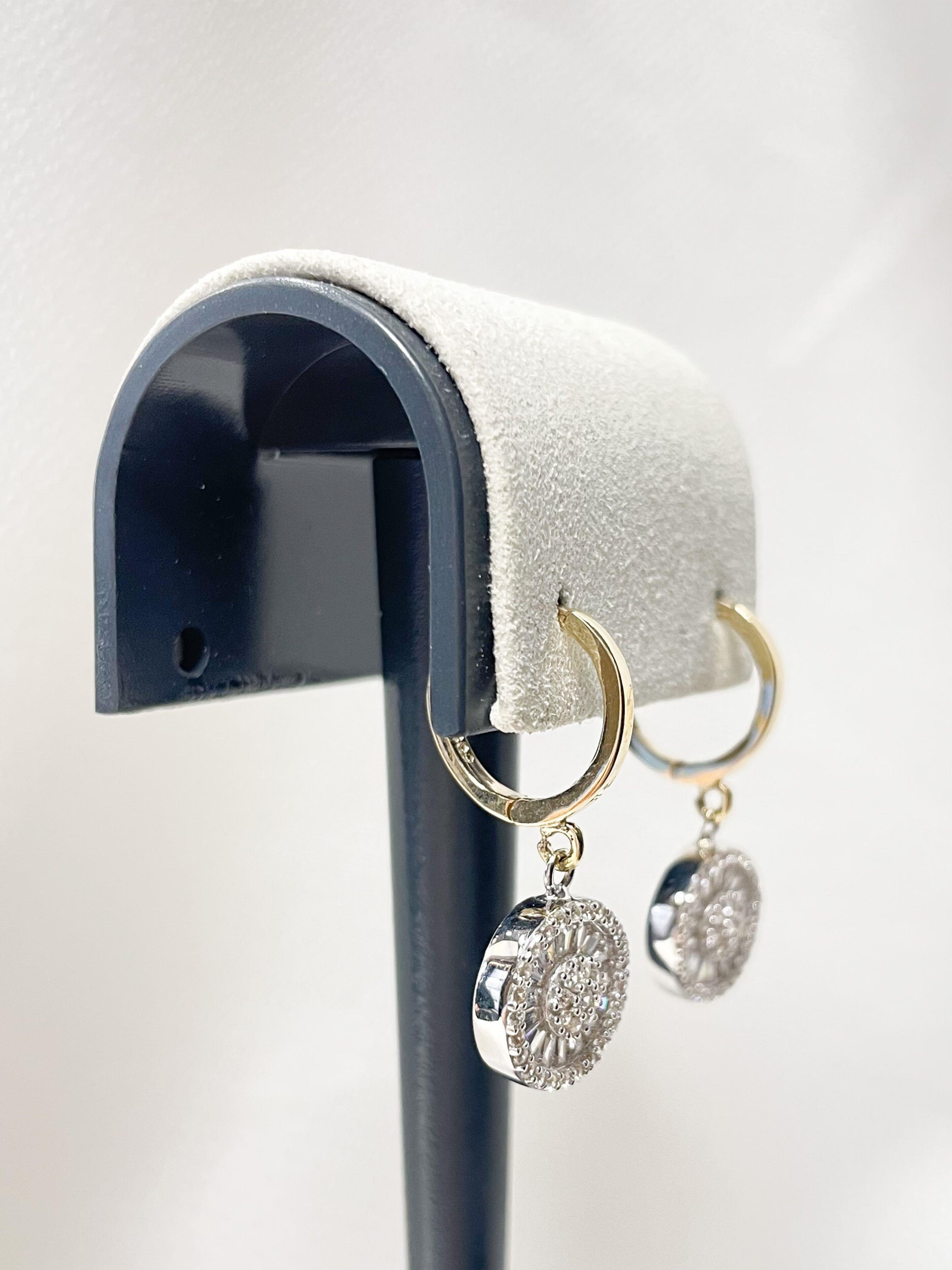 14 Ayar Altın Kadın Yuvarlak Baget Taşlı Küpe14 Ayar Altın Kadın Yuvarlak Baget Taşlı Küpe