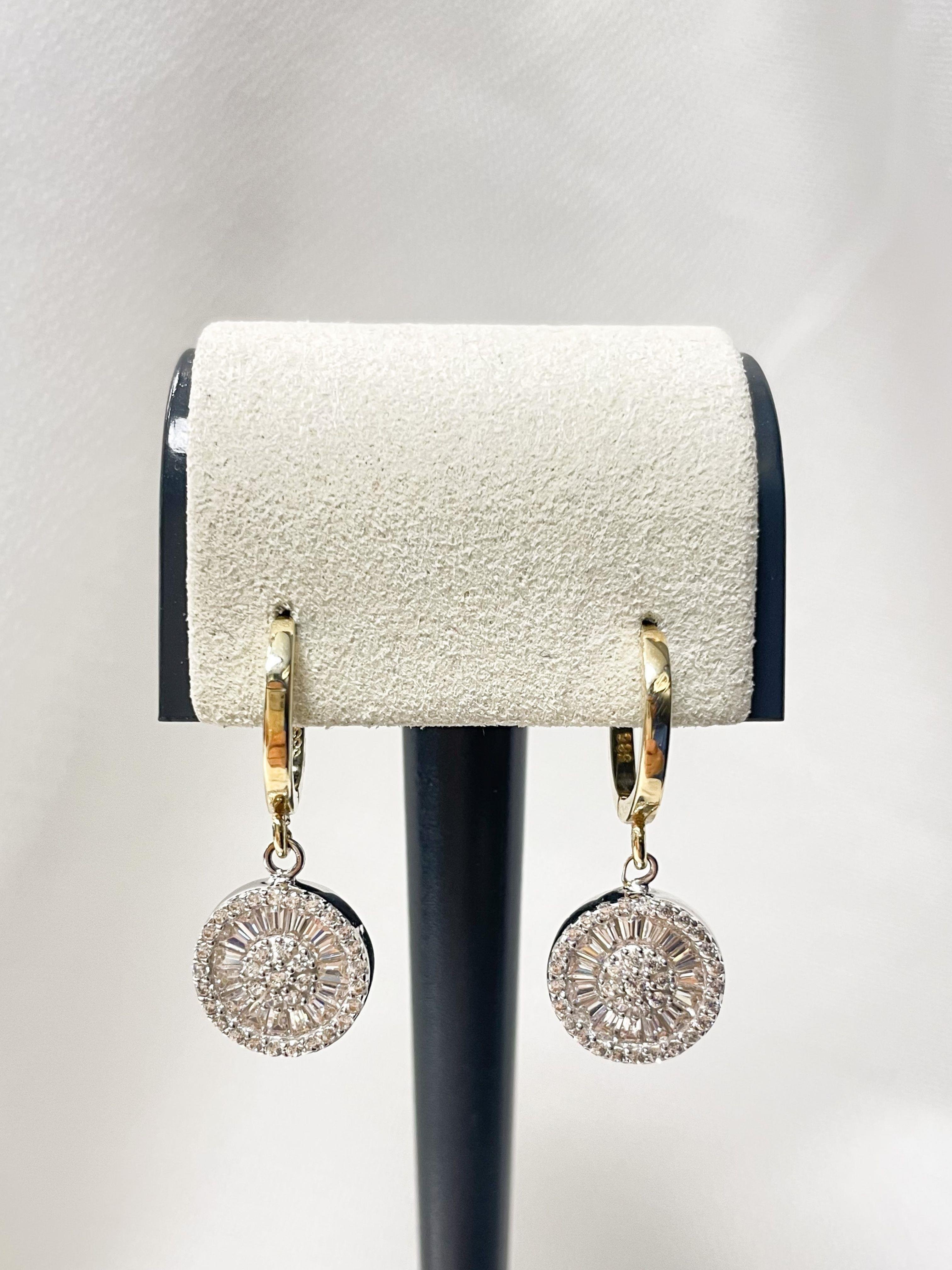 14 Ayar Altın Kadın Yuvarlak Baget Taşlı Küpe14 Ayar Altın Kadın Yuvarlak Baget Taşlı Küpe