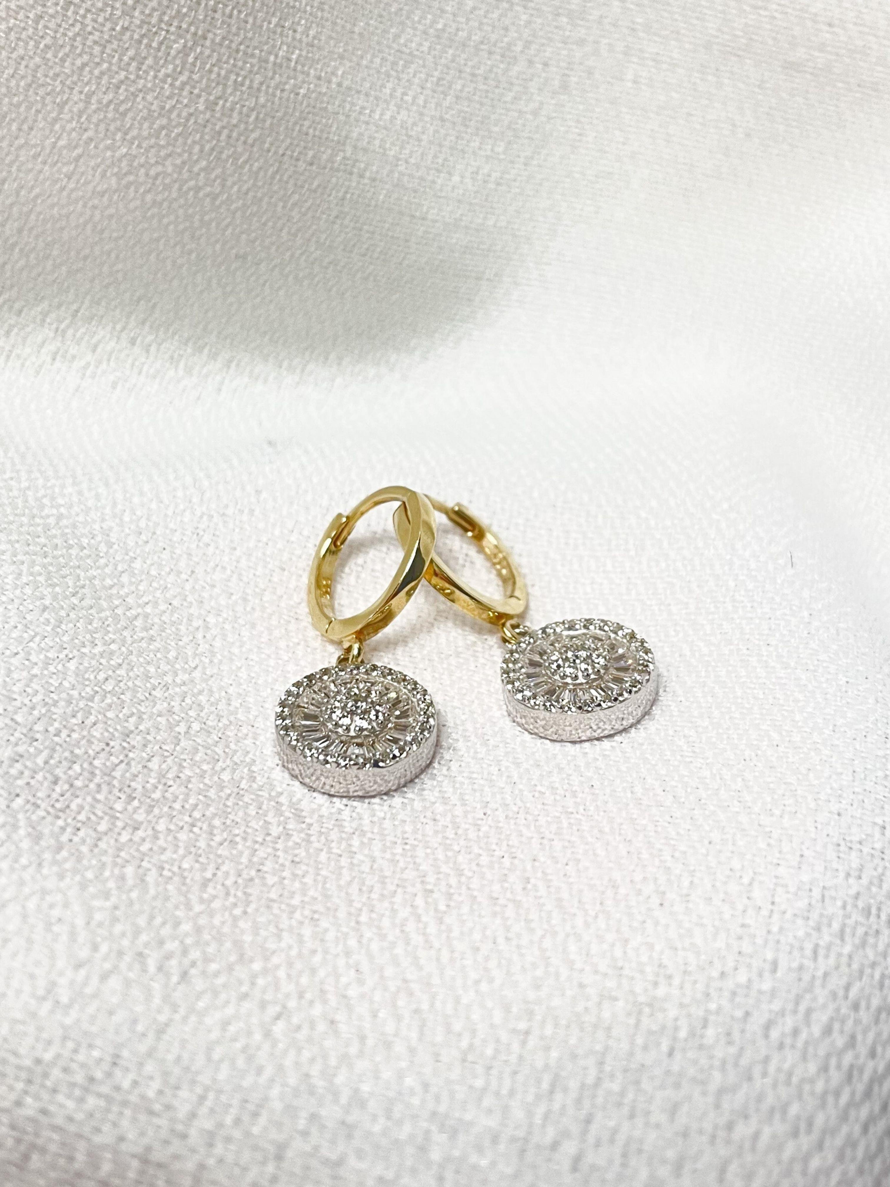 14 Ayar Altın Kadın Yuvarlak Baget Taşlı Küpe14 Ayar Altın Kadın Yuvarlak Baget Taşlı Küpe