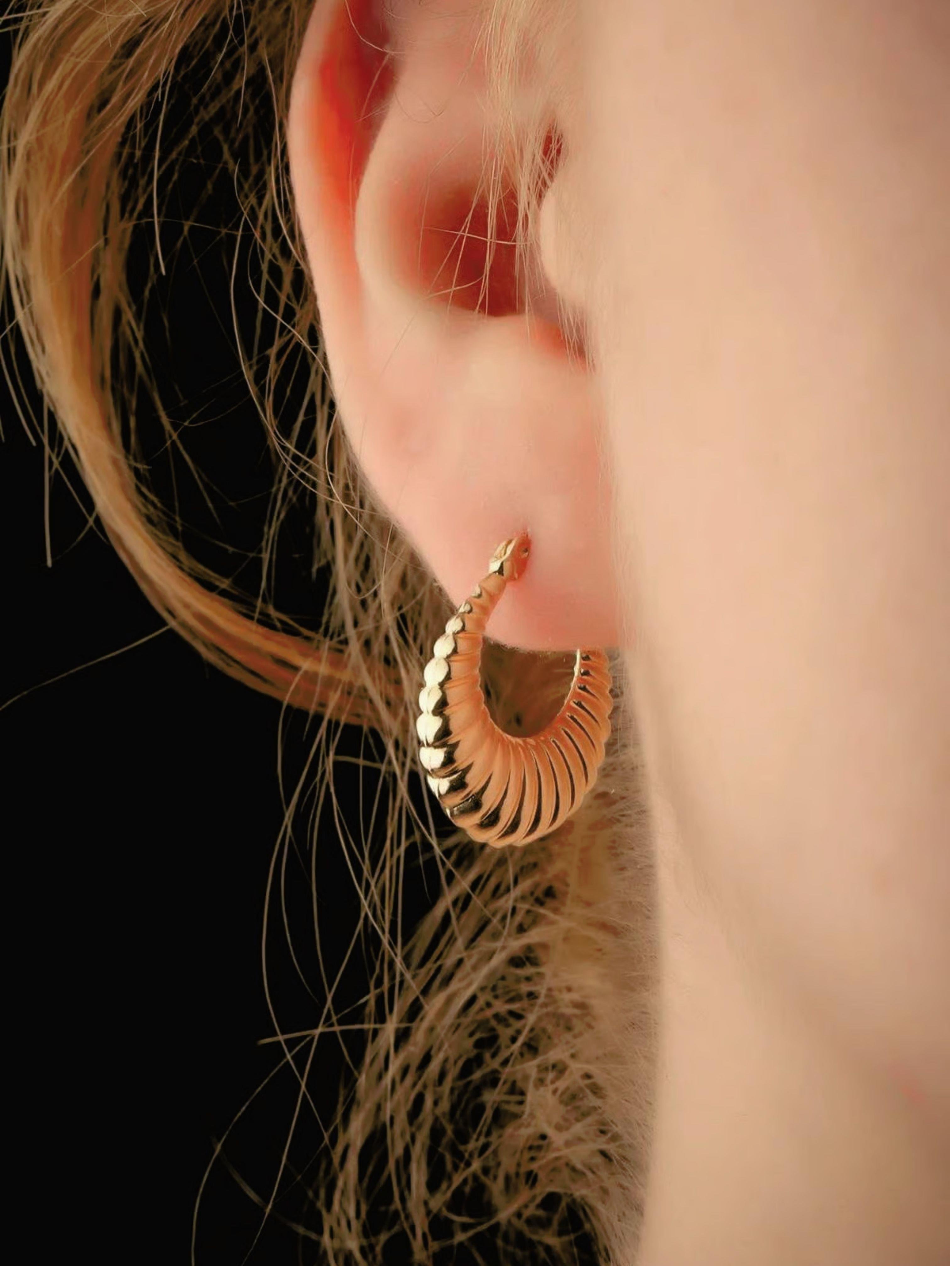 14 Ayar Altın Orta Boy Geniş Midye Küpe Altın Küpe14 Ayar Altın Orta Boy Geniş Midye Küpe Altın Küpe