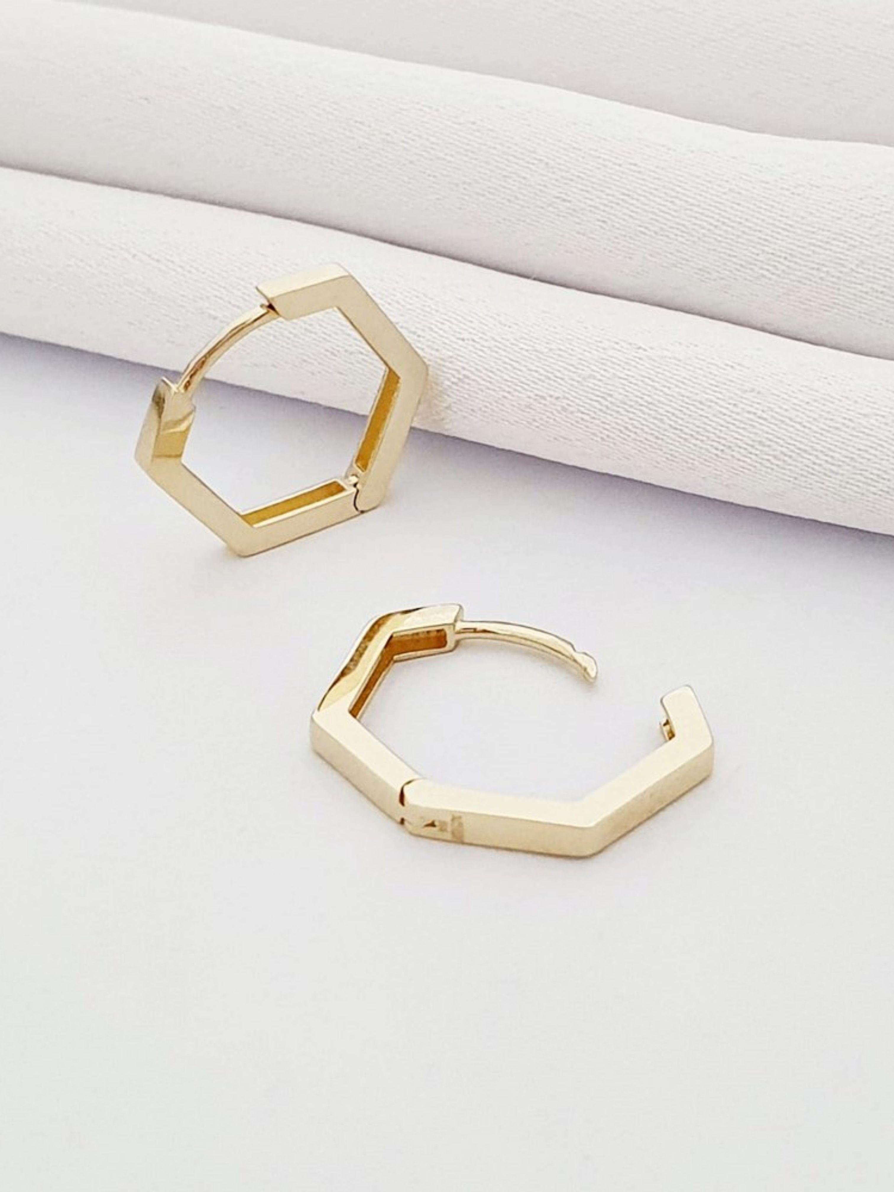 Altıgen Küçük Halkalı Altın Küpe 14 AyarAltıgen Küçük Halkalı Altın Küpe 14 Ayar