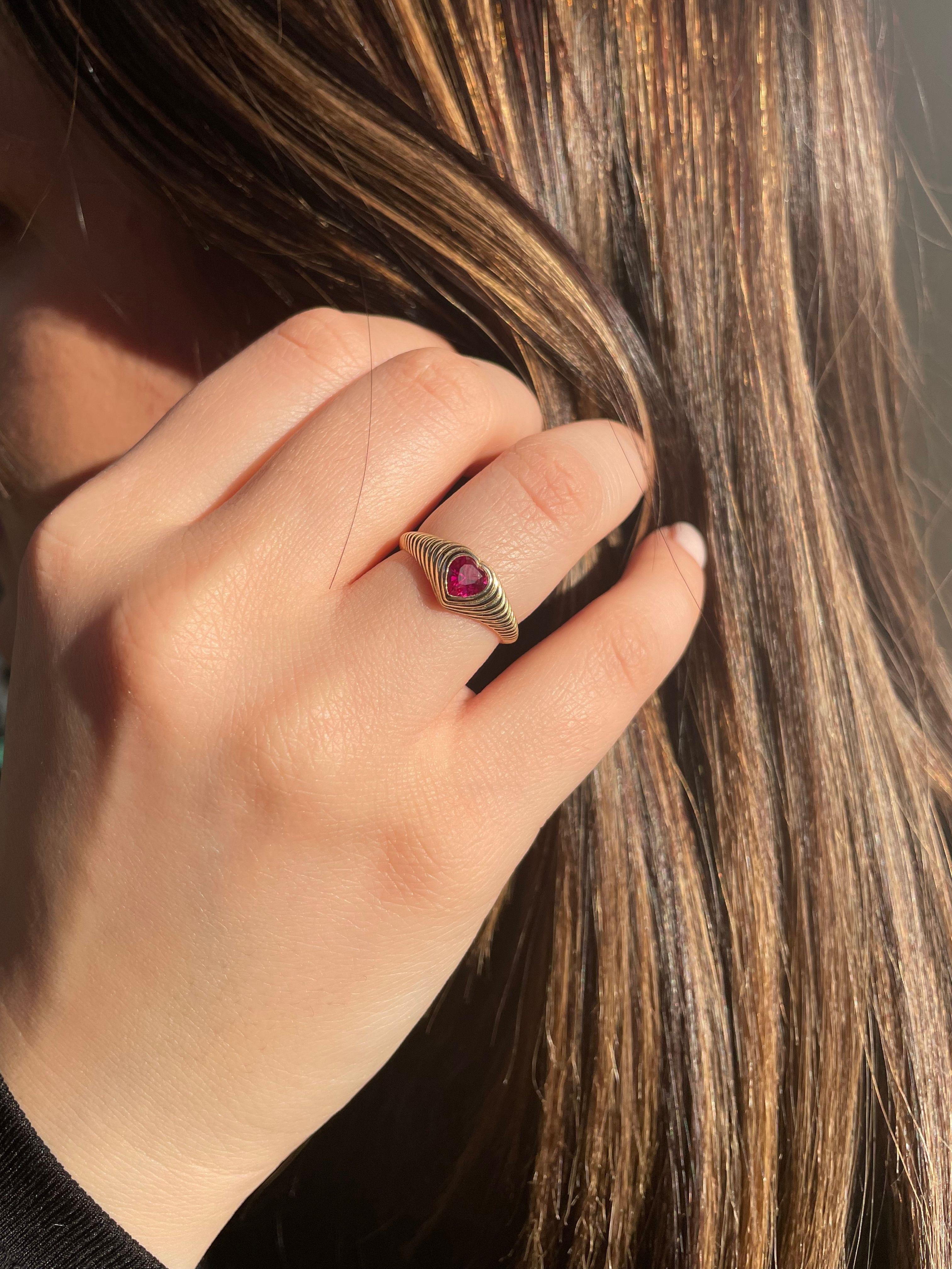 Fuşya Damla Taşlı Kalp Tırtıklı Altın Yüzük 14 AyarFuşya Damla Taşlı Kalp Tırtıklı Altın Yüzük 14 Ayar