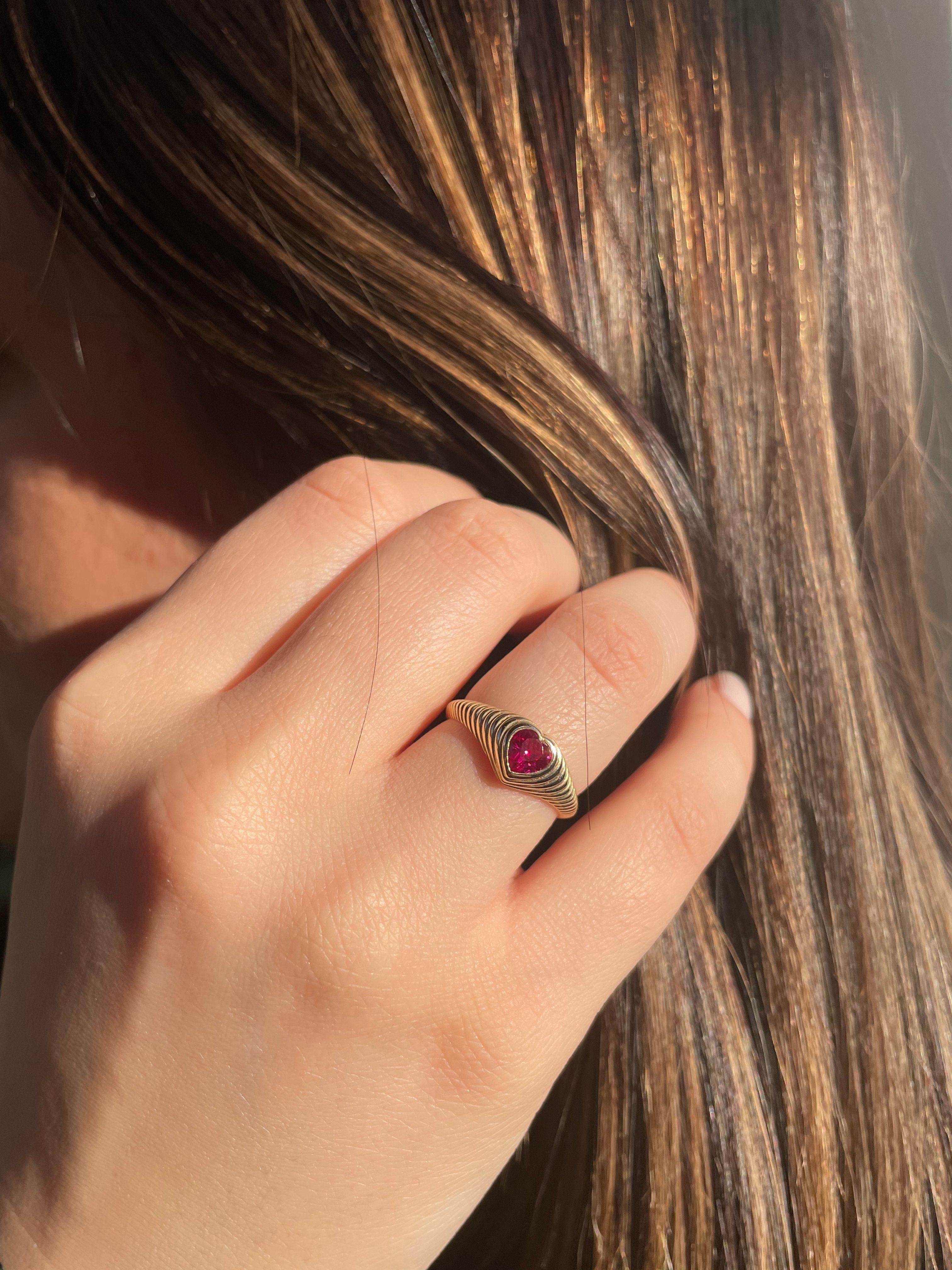 Fuşya Damla Taşlı Kalp Tırtıklı Altın Yüzük 14 AyarFuşya Damla Taşlı Kalp Tırtıklı Altın Yüzük 14 Ayar