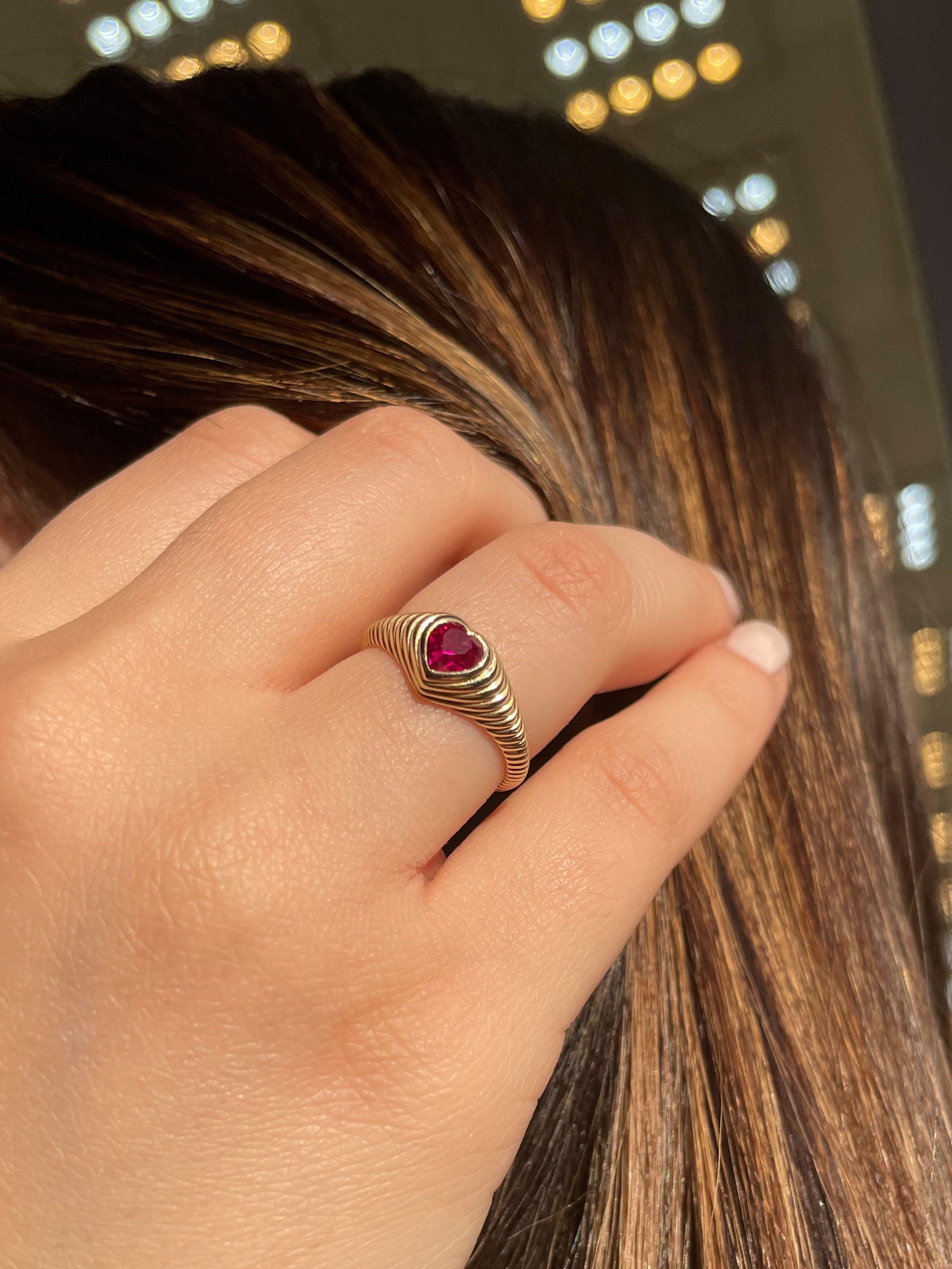 Fuşya Damla Taşlı Kalp Tırtıklı Altın Yüzük 14 AyarFuşya Damla Taşlı Kalp Tırtıklı Altın Yüzük 14 Ayar