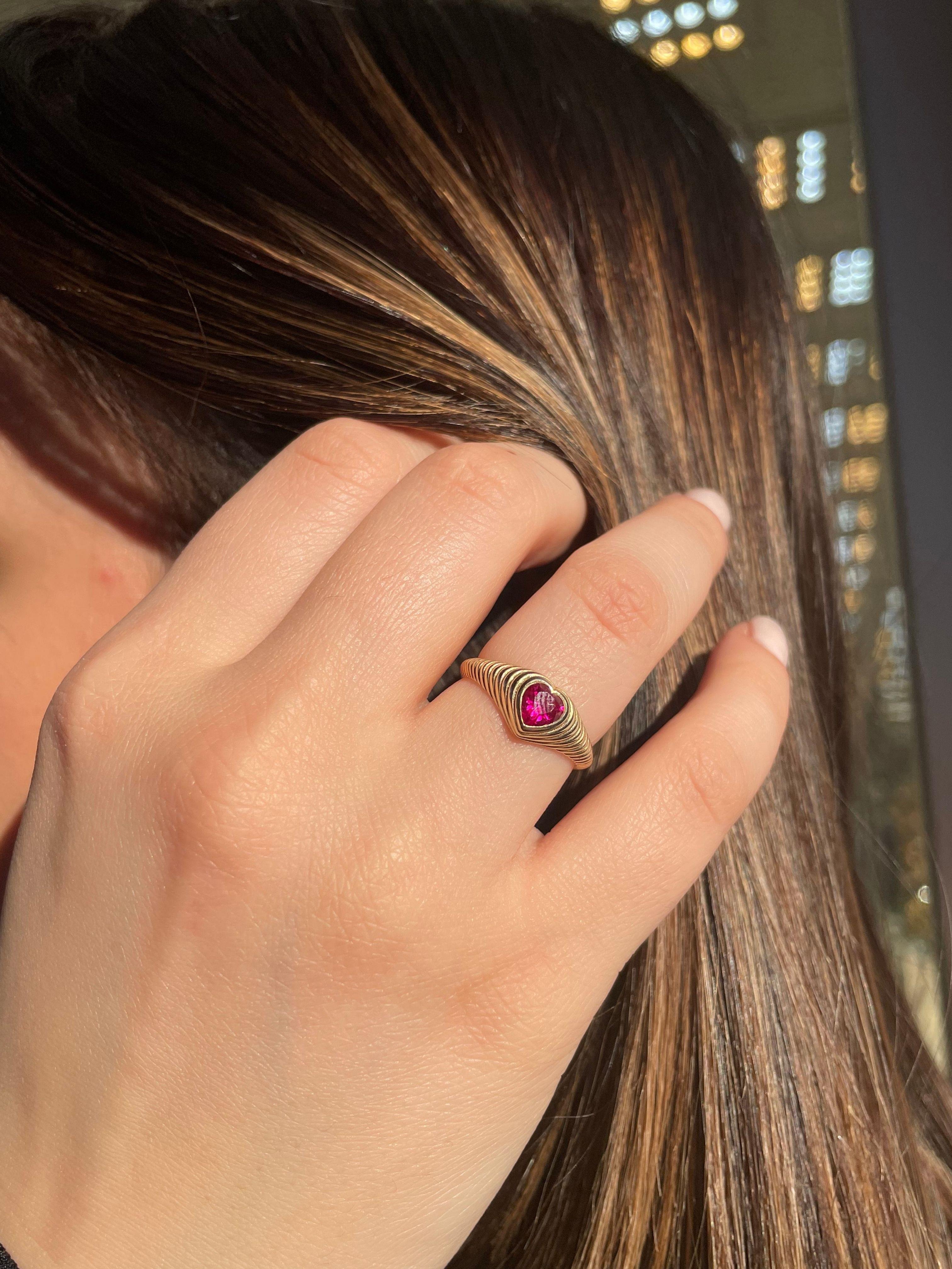 Fuşya Damla Taşlı Kalp Tırtıklı Altın Yüzük 14 AyarFuşya Damla Taşlı Kalp Tırtıklı Altın Yüzük 14 Ayar