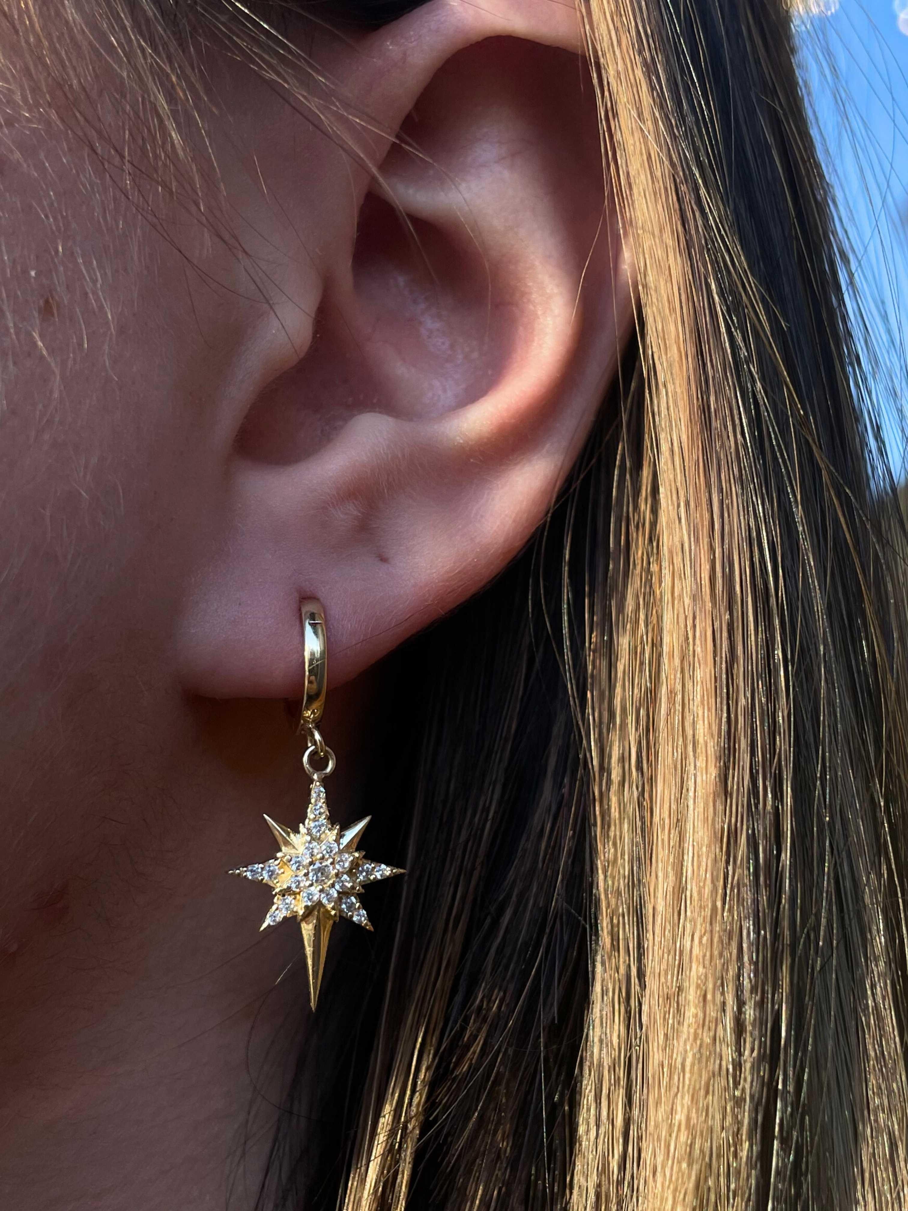 Kutup Yıldızı Taşlı Sallanan Altın Küpe 14 AyarKutup Yıldızı Taşlı Sallanan Altın Küpe 14 Ayar