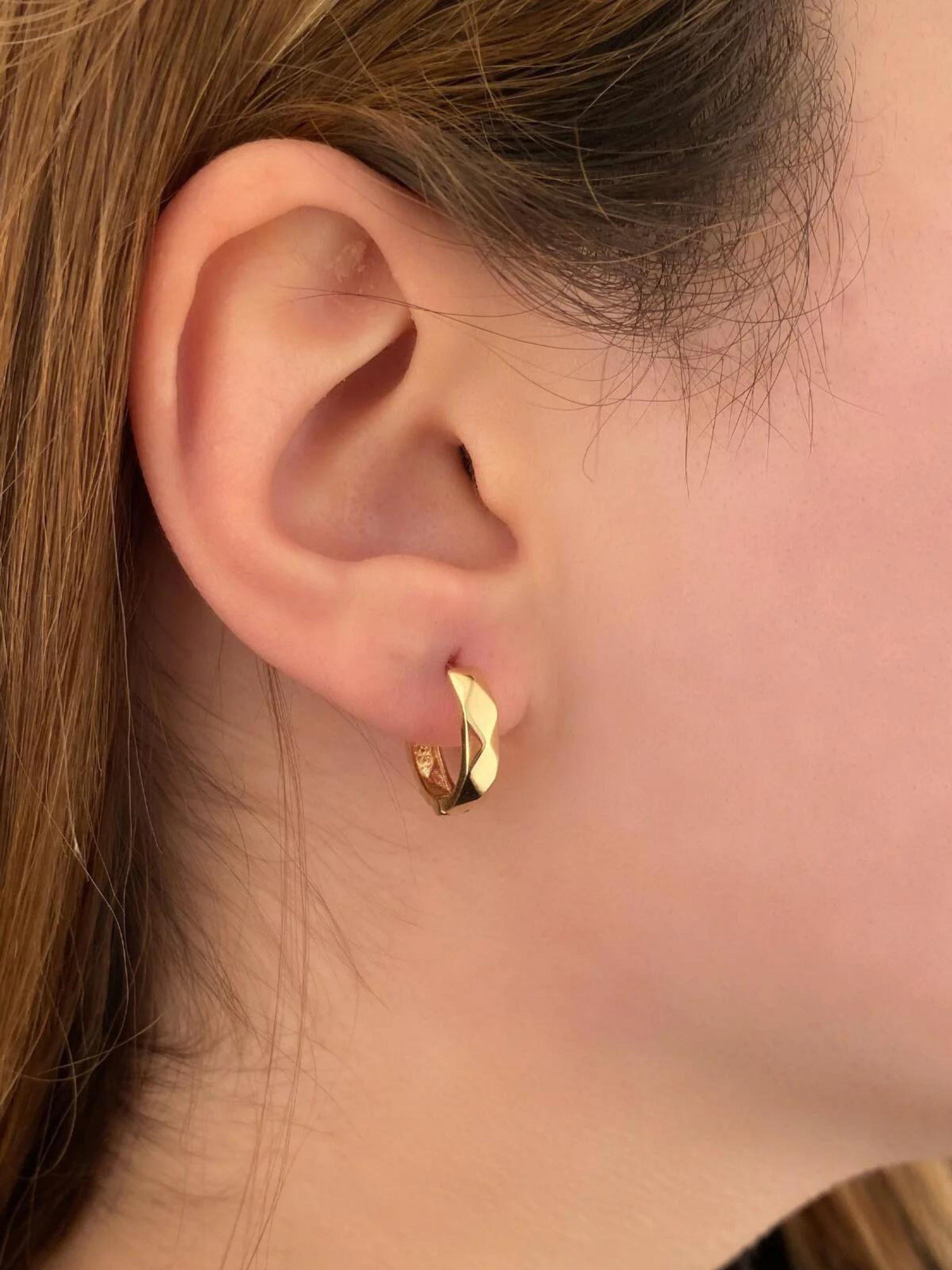 Oval Yuvarlak Desenli Altın Kadın Halka Küpe 14 AyarOval Yuvarlak Desenli Altın Kadın Halka Küpe 14 Ayar