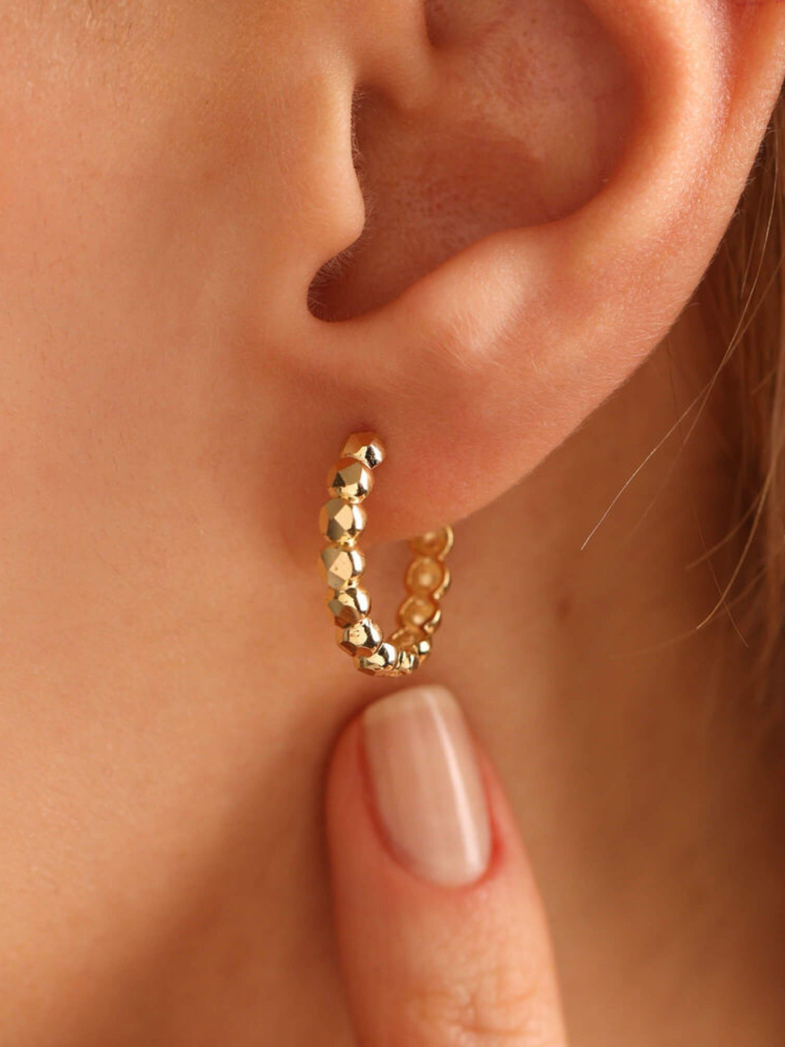 Oval Yuvarlak Top Desenli Altın Kadın Halka Küpe 14 AyarOval Yuvarlak Top Desenli Altın Kadın Halka Küpe 14 Ayar