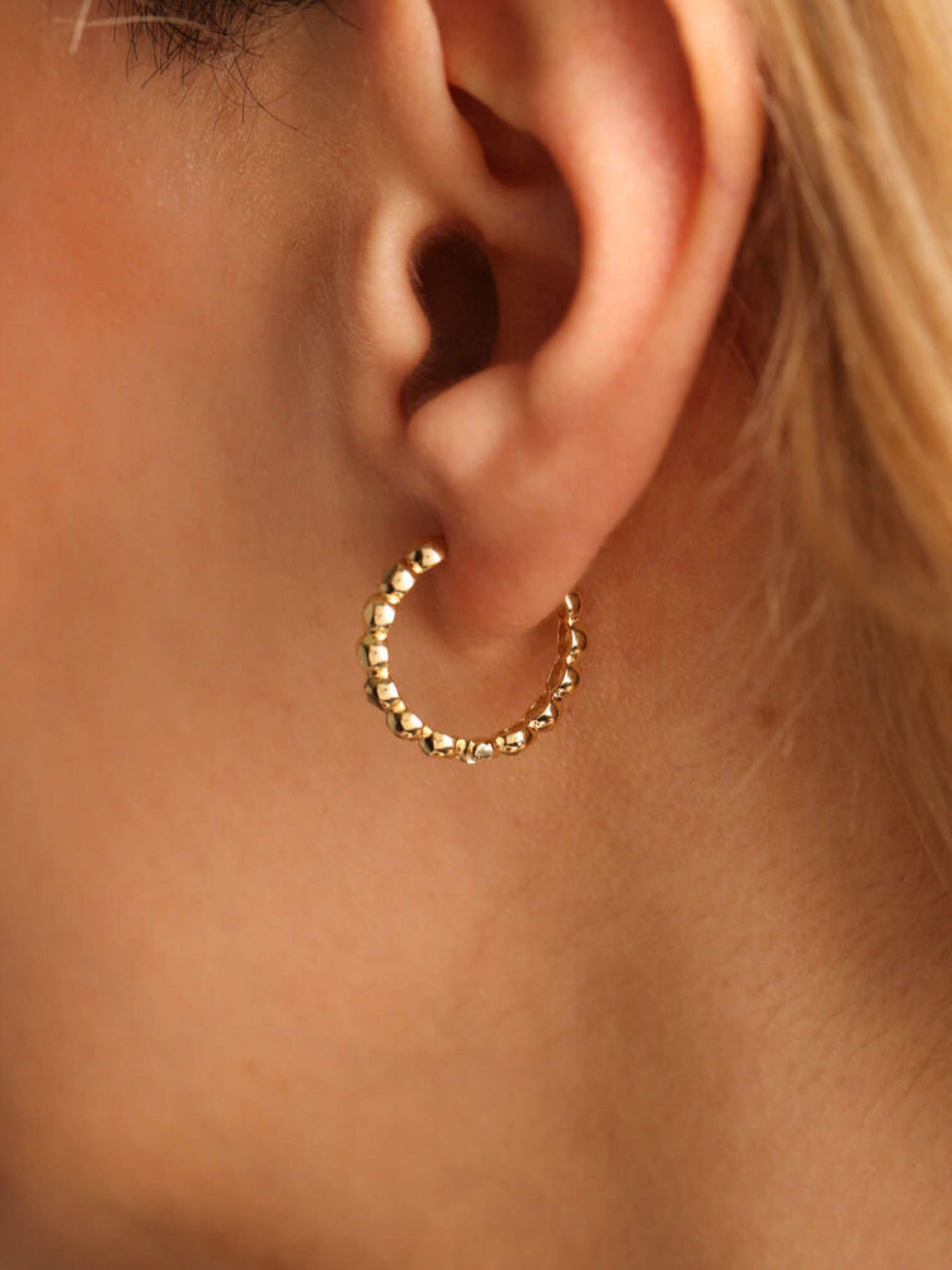 Oval Yuvarlak Top Desenli Altın Kadın Halka Küpe 14 AyarOval Yuvarlak Top Desenli Altın Kadın Halka Küpe 14 Ayar