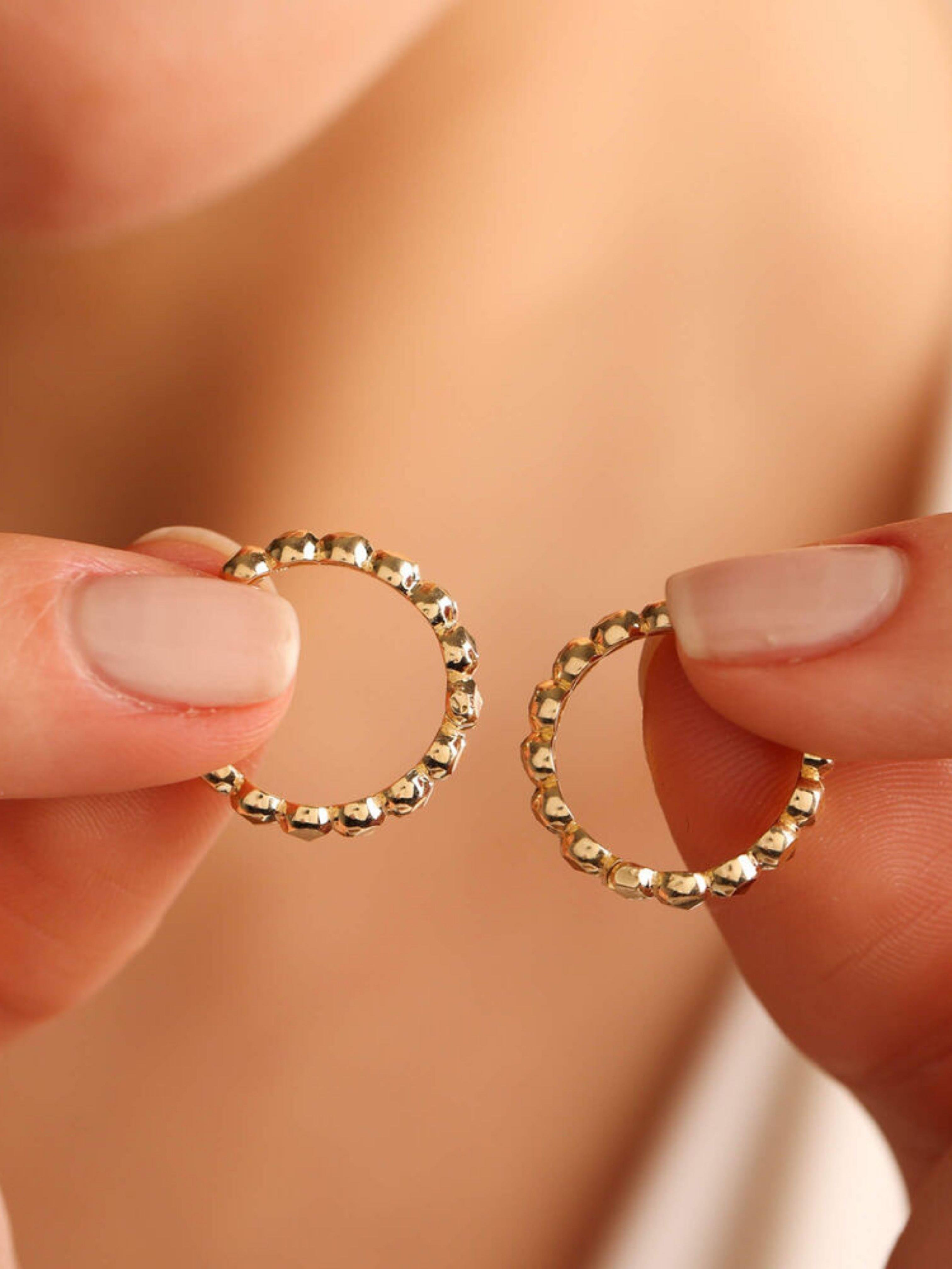 Oval Yuvarlak Top Desenli Altın Kadın Halka Küpe 14 AyarOval Yuvarlak Top Desenli Altın Kadın Halka Küpe 14 Ayar