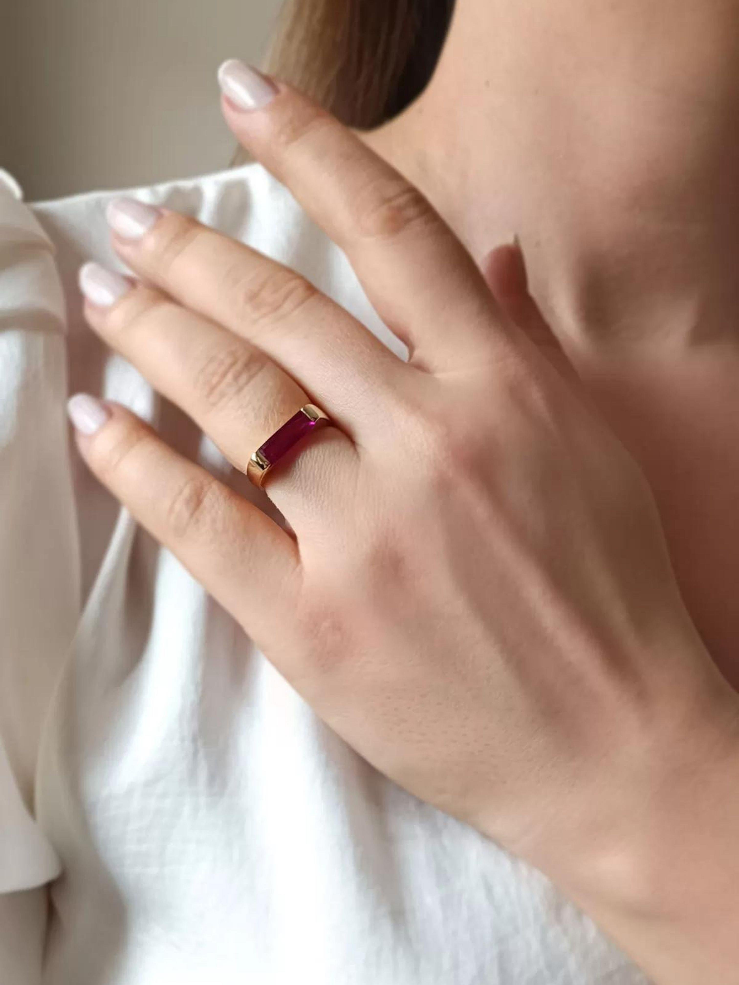 Pembe Ruby Taşlı Altın Çubuk Yüzük 14 AyarPembe Ruby Taşlı Altın Çubuk Yüzük 14 Ayar