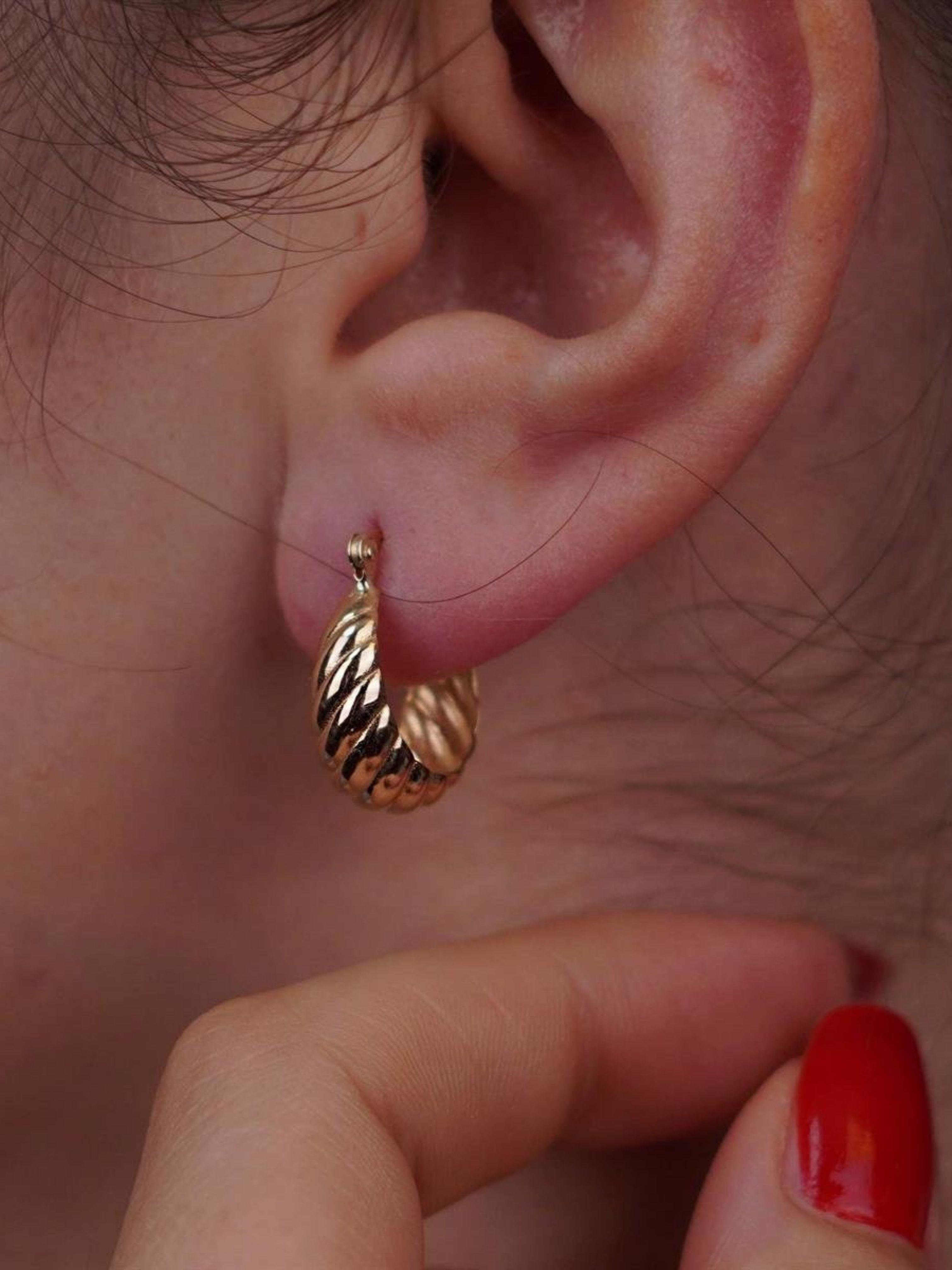 Yarım Ay Orta Kruvasan Halka Kadın Altın Küpe 14 AyarYarım Ay Orta Kruvasan Halka Kadın Altın Küpe 14 Ayar