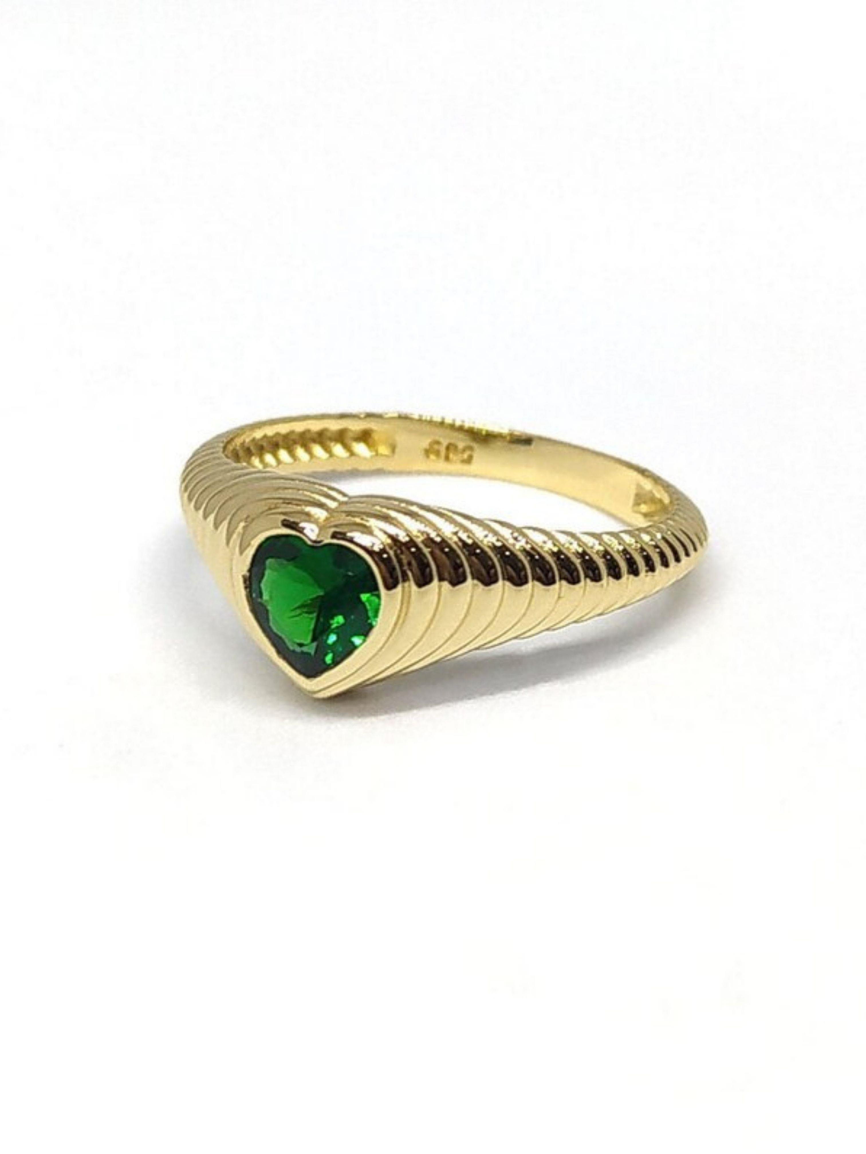Yeşil Damla Taşlı Kalp Tırtıklı Altın Yüzük 14 AyarYeşil Damla Taşlı Kalp Tırtıklı Altın Yüzük 14 Ayar