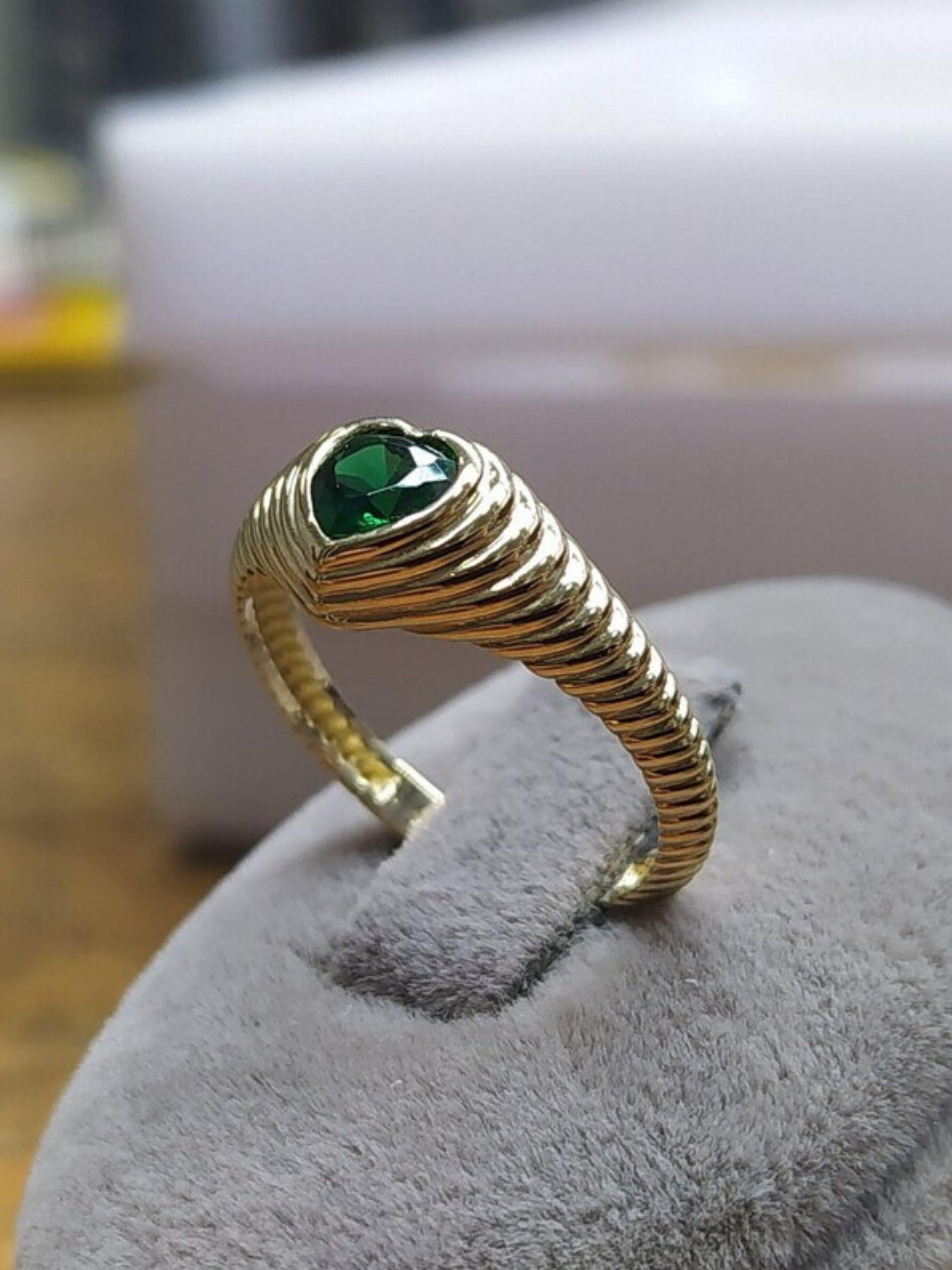 Yeşil Damla Taşlı Kalp Tırtıklı Altın Yüzük 14 AyarYeşil Damla Taşlı Kalp Tırtıklı Altın Yüzük 14 Ayar