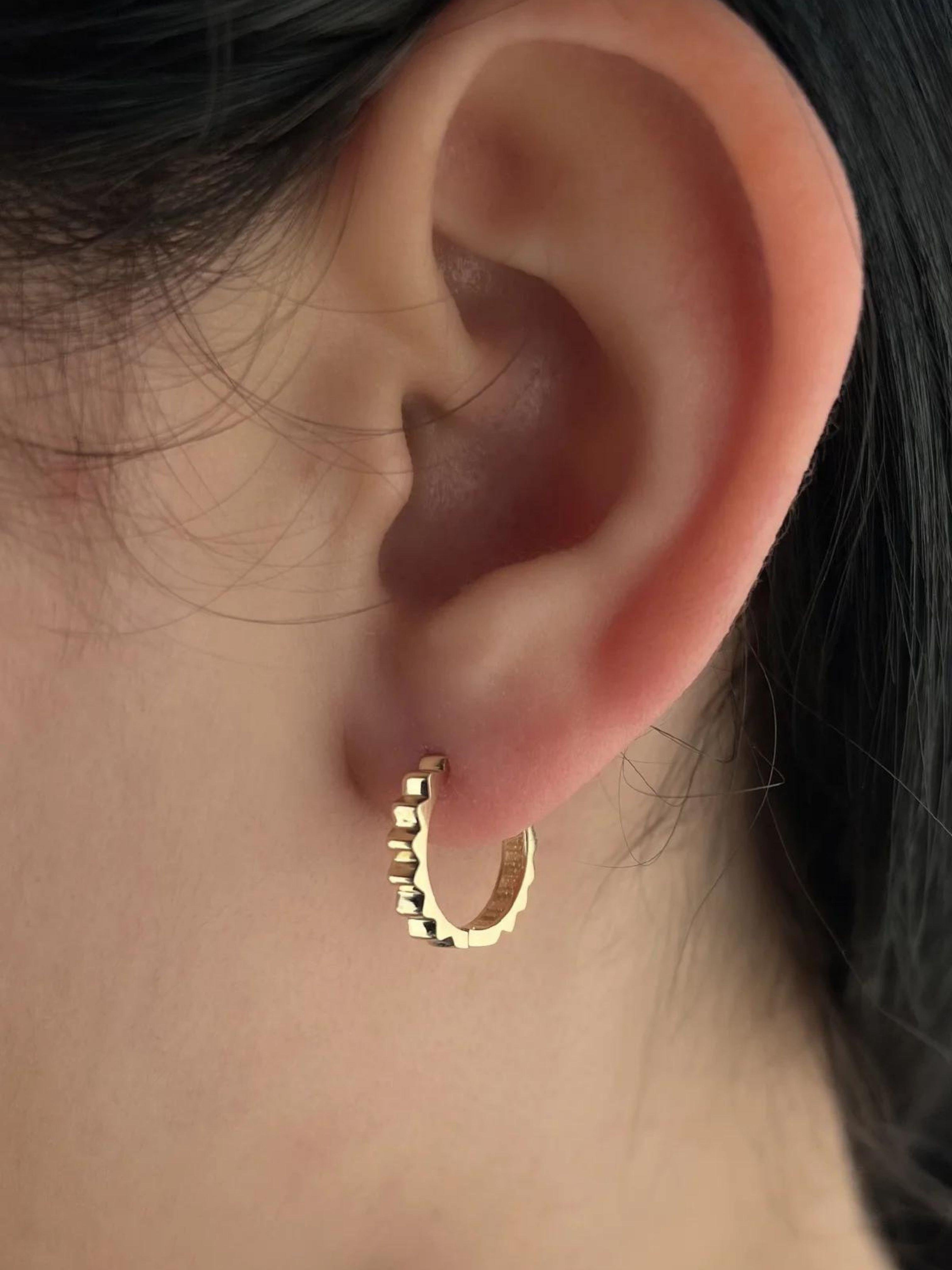 Yuvarlak Kabartmalı Desen Tasarım Kadın Altın Küpe 14 AyarYuvarlak Kabartmalı Desen Tasarım Kadın Altın Küpe 14 Ayar