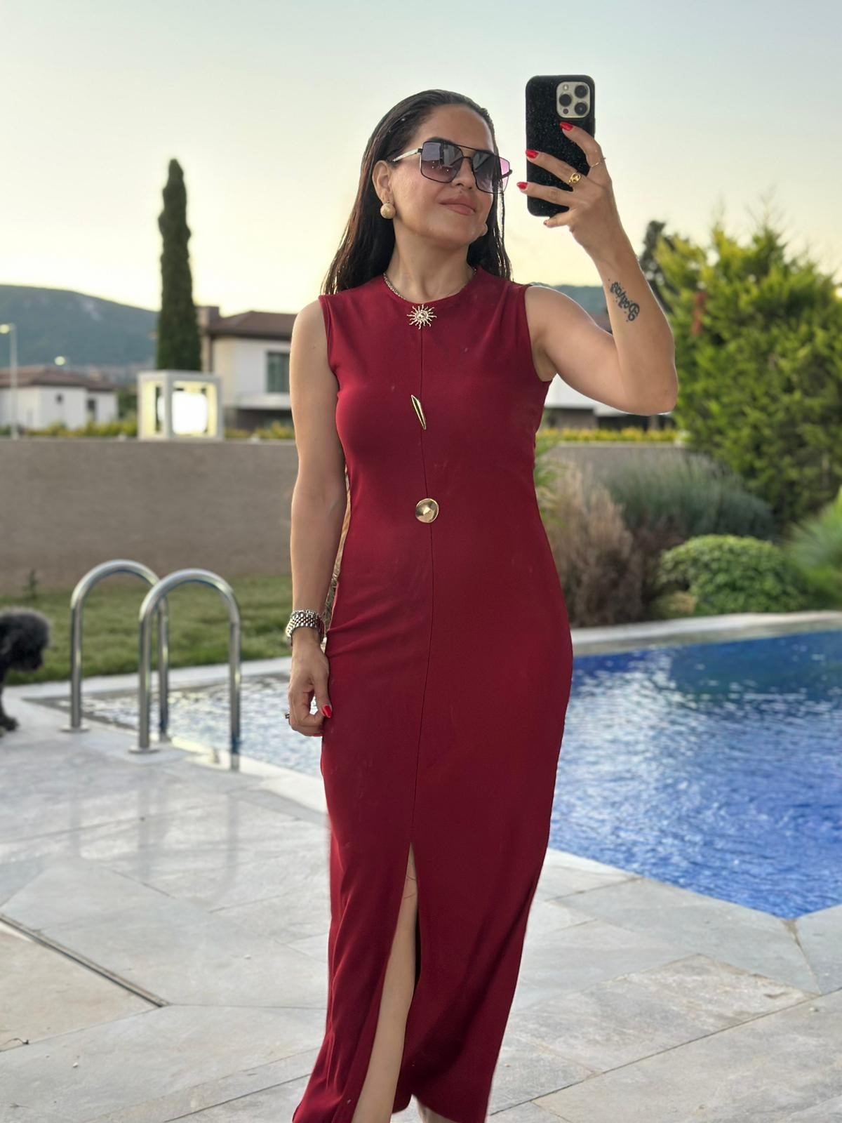 Aksesuar Düğmeli Uzun Kırmızı Elbise