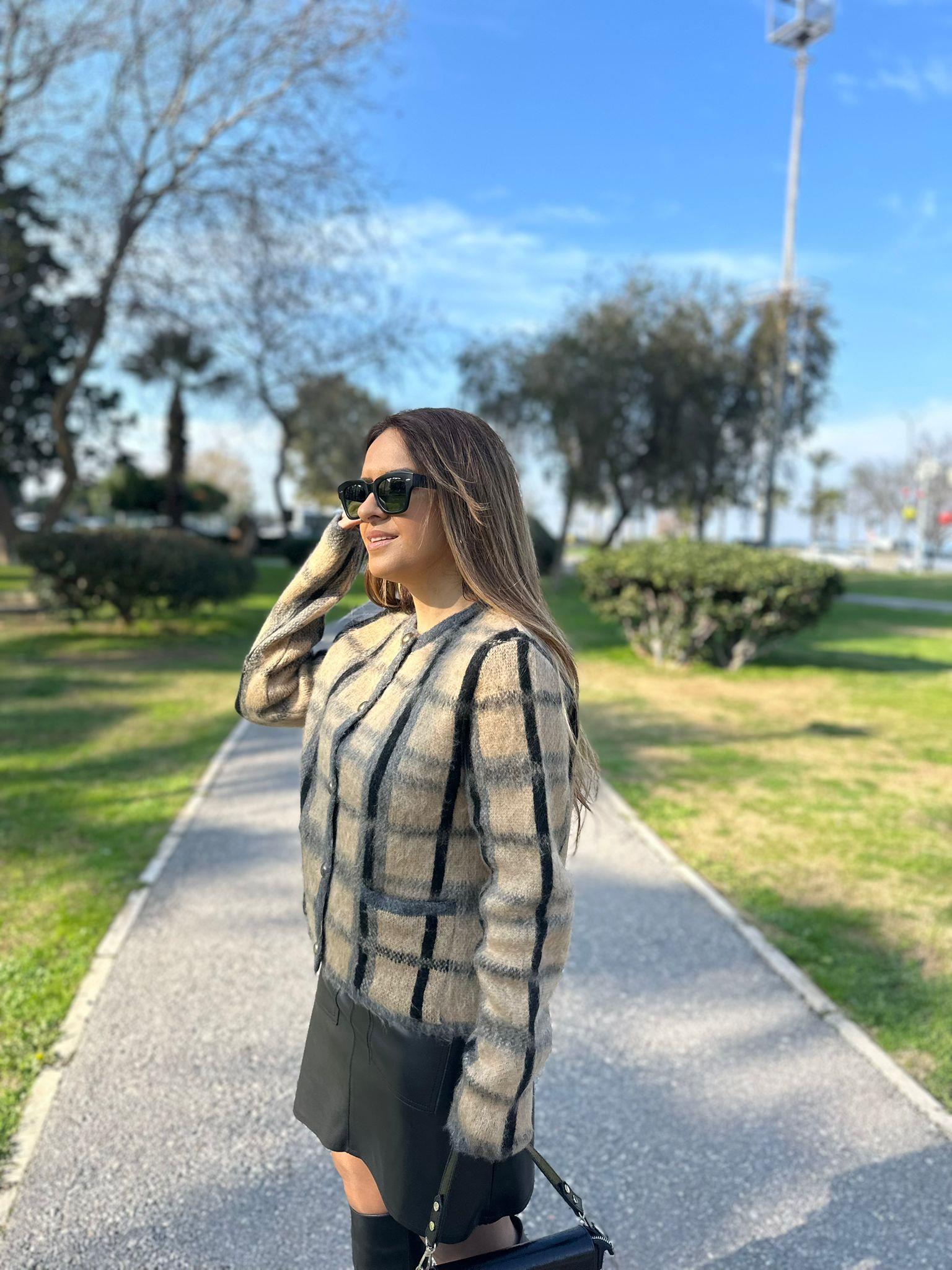 Bej Siyah Kareli Hırka