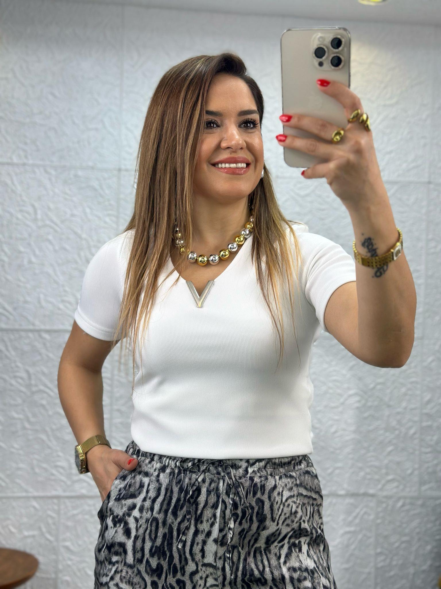 Beyaz V Yakalı Tshirt