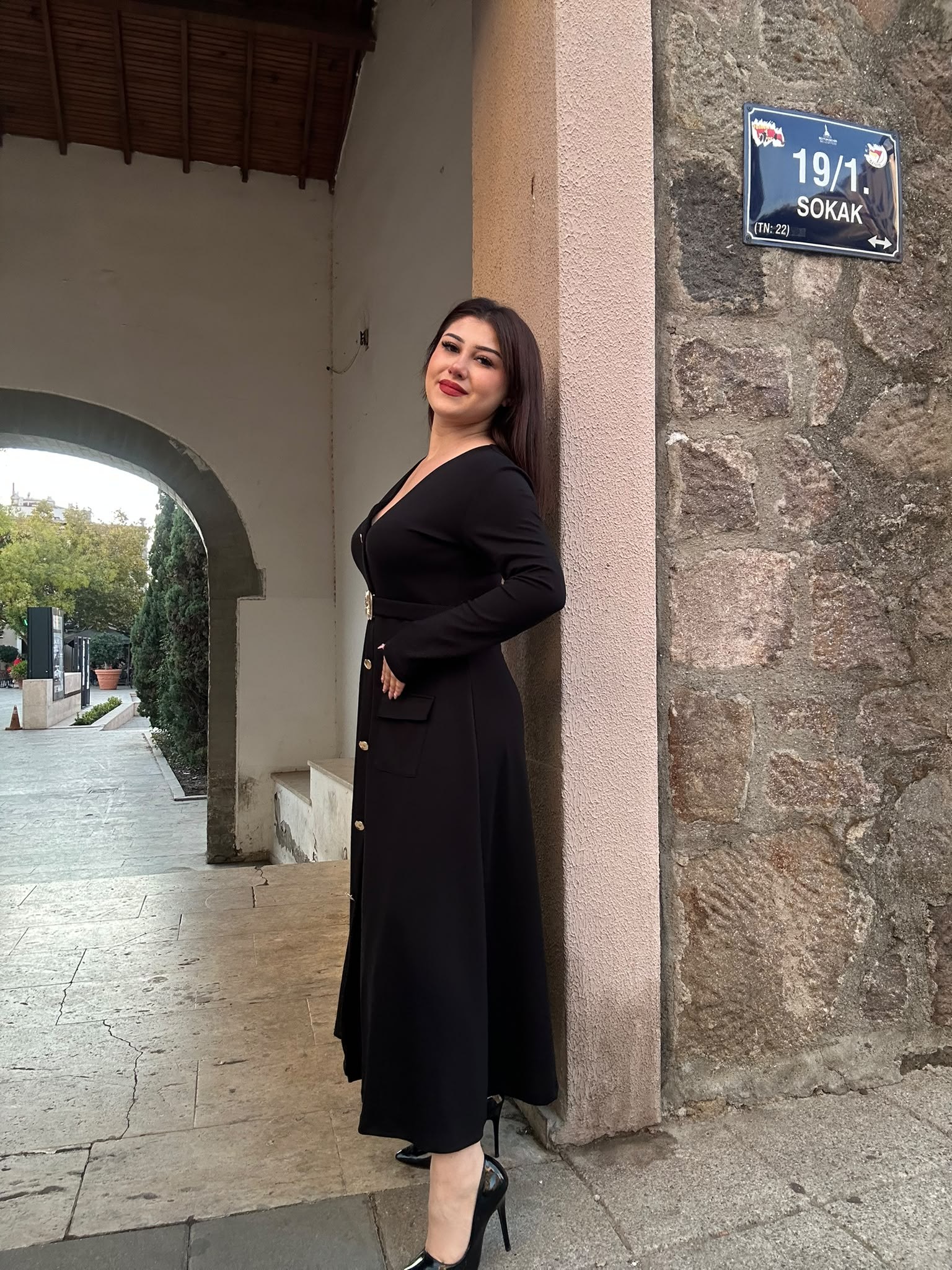 Çift Cepli Siyah Önü Tokalı Elbise