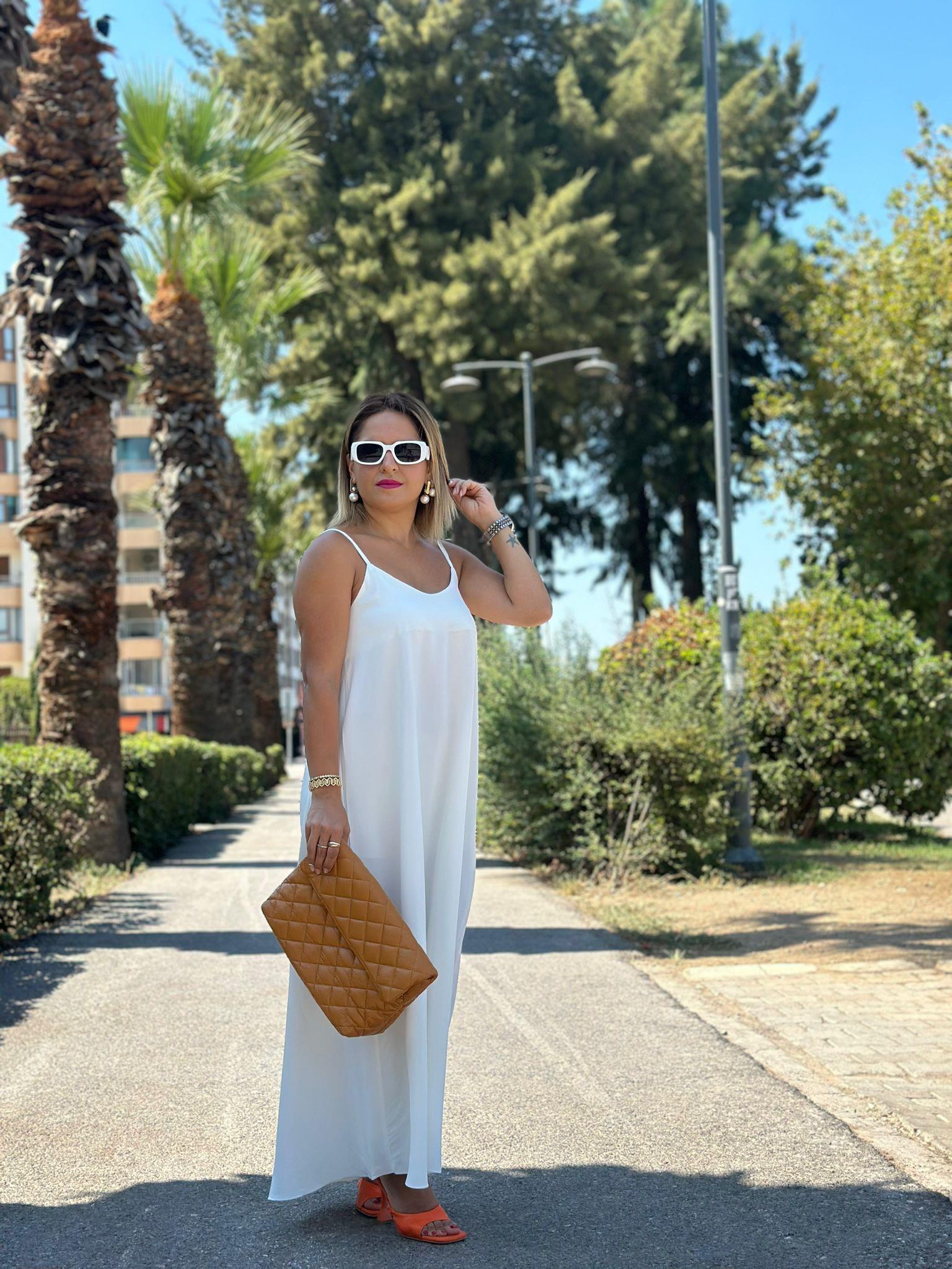 İp Askılı Beyaz Elbise