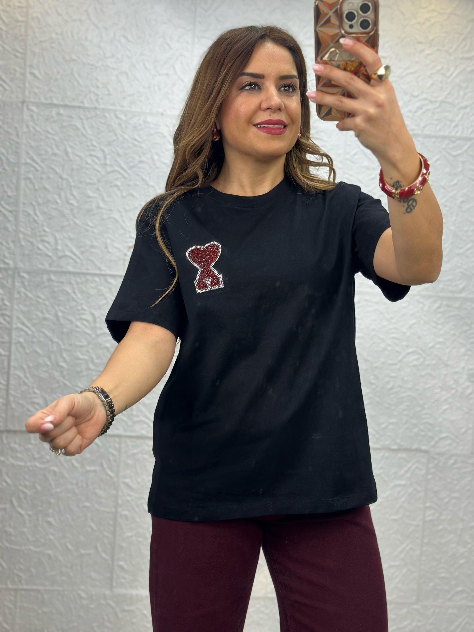 Kalp Detaylı Siyah Tshirt