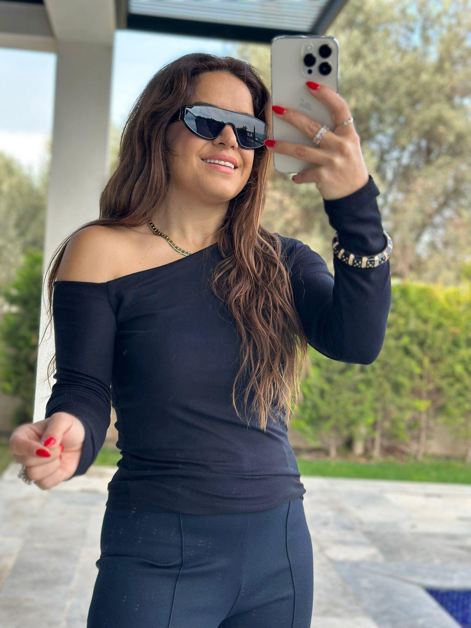 Kayık Yaka Siyah Bluz