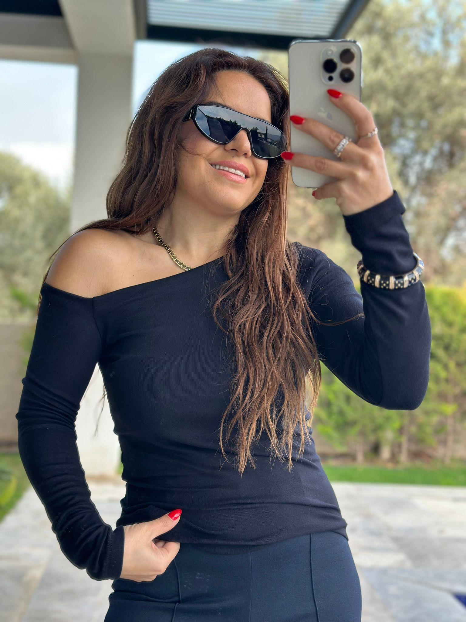 Kayık Yaka Siyah Bluz