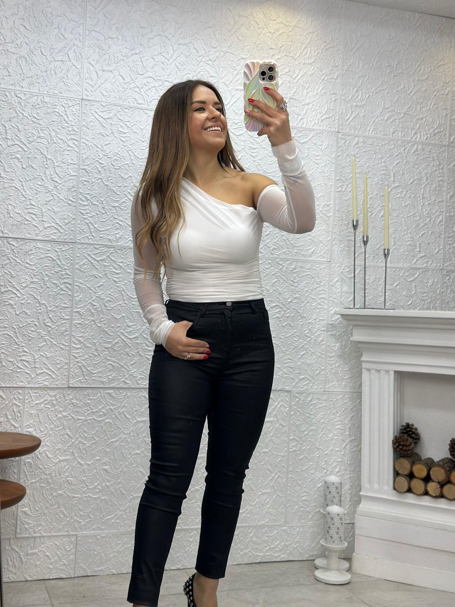 Kolları Tül Detaylı Beyaz Bluz