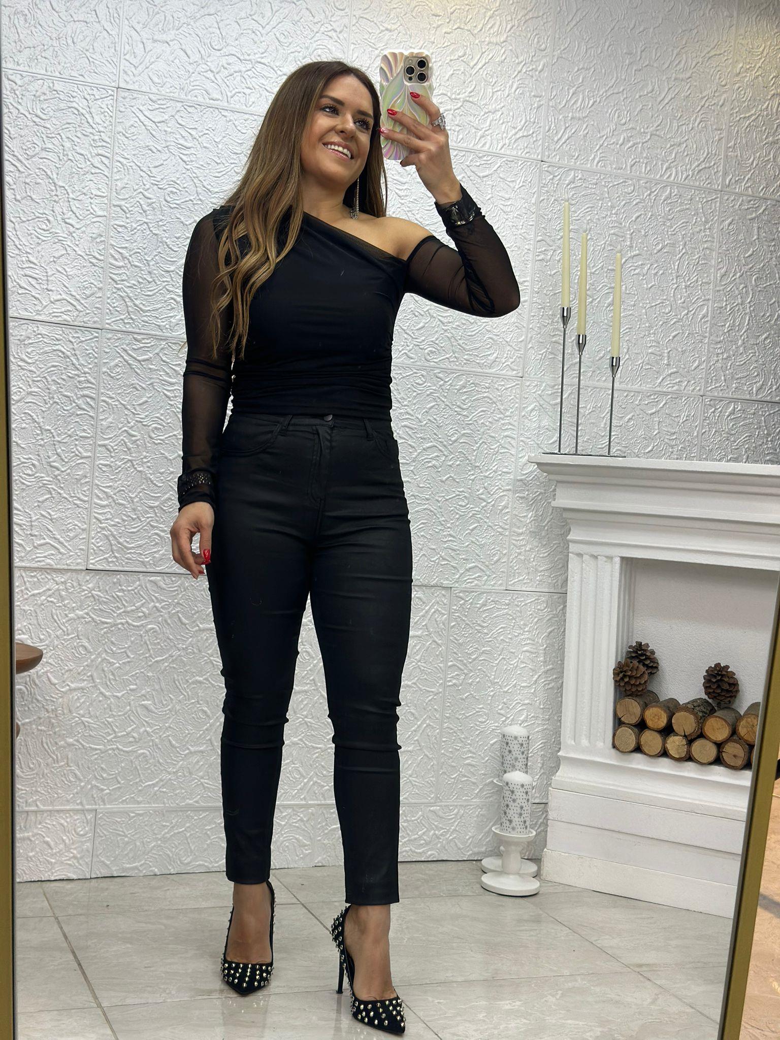 Kolları Tül Detaylı Siyah Bluz