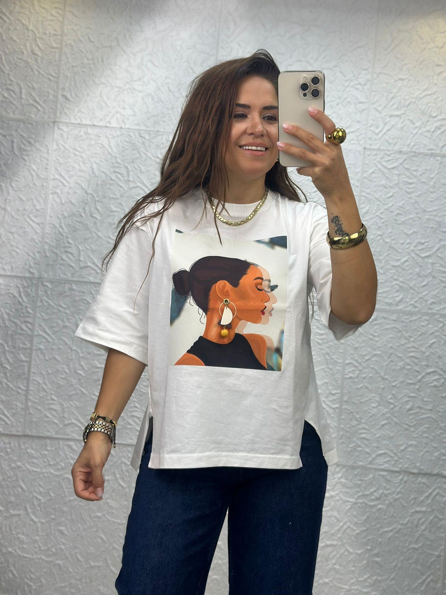 Küpeli Baskılı Kız  Beyaz Tshirt